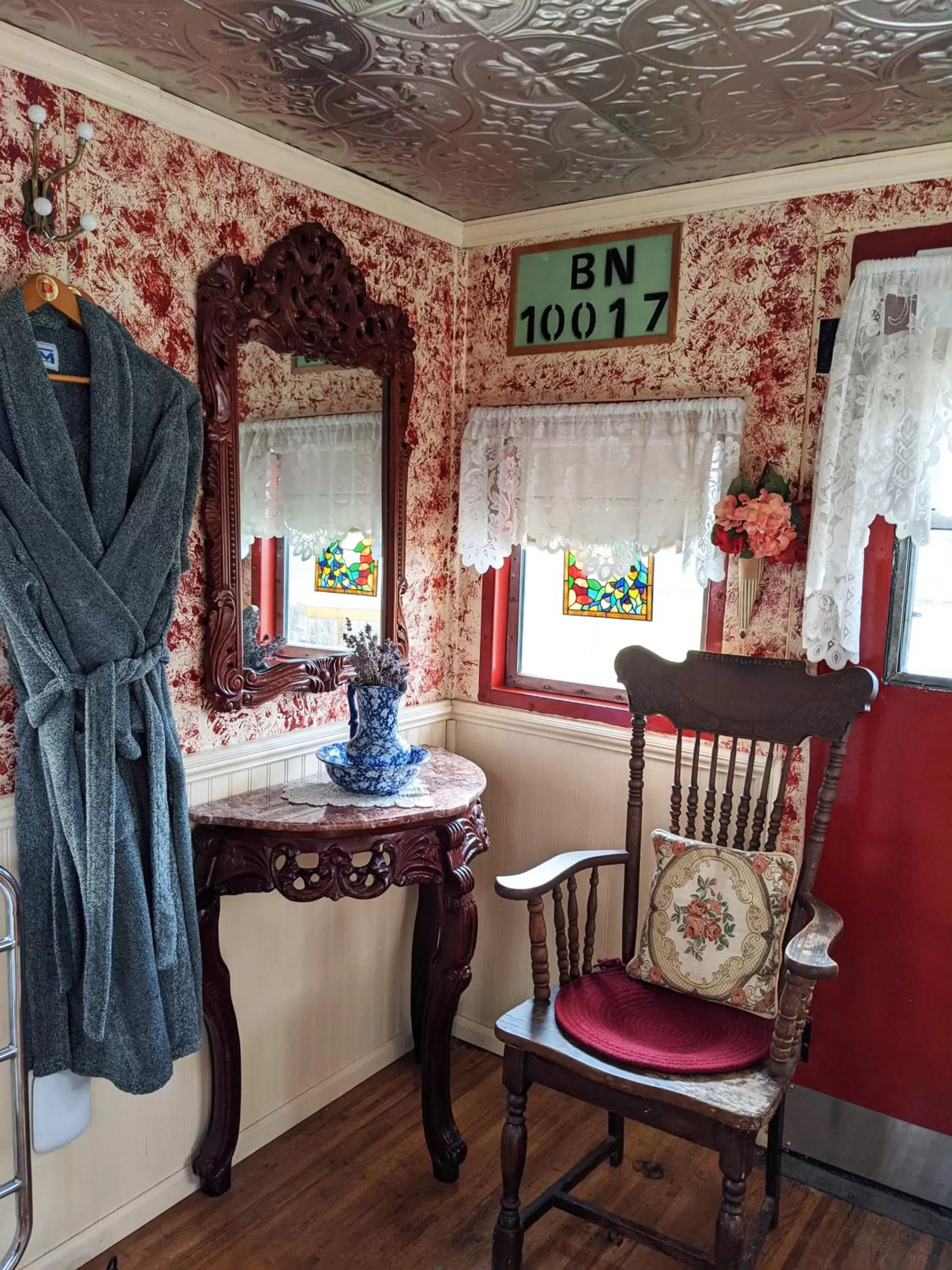 Bathroom, Seating Area in Olympic Railway Inn