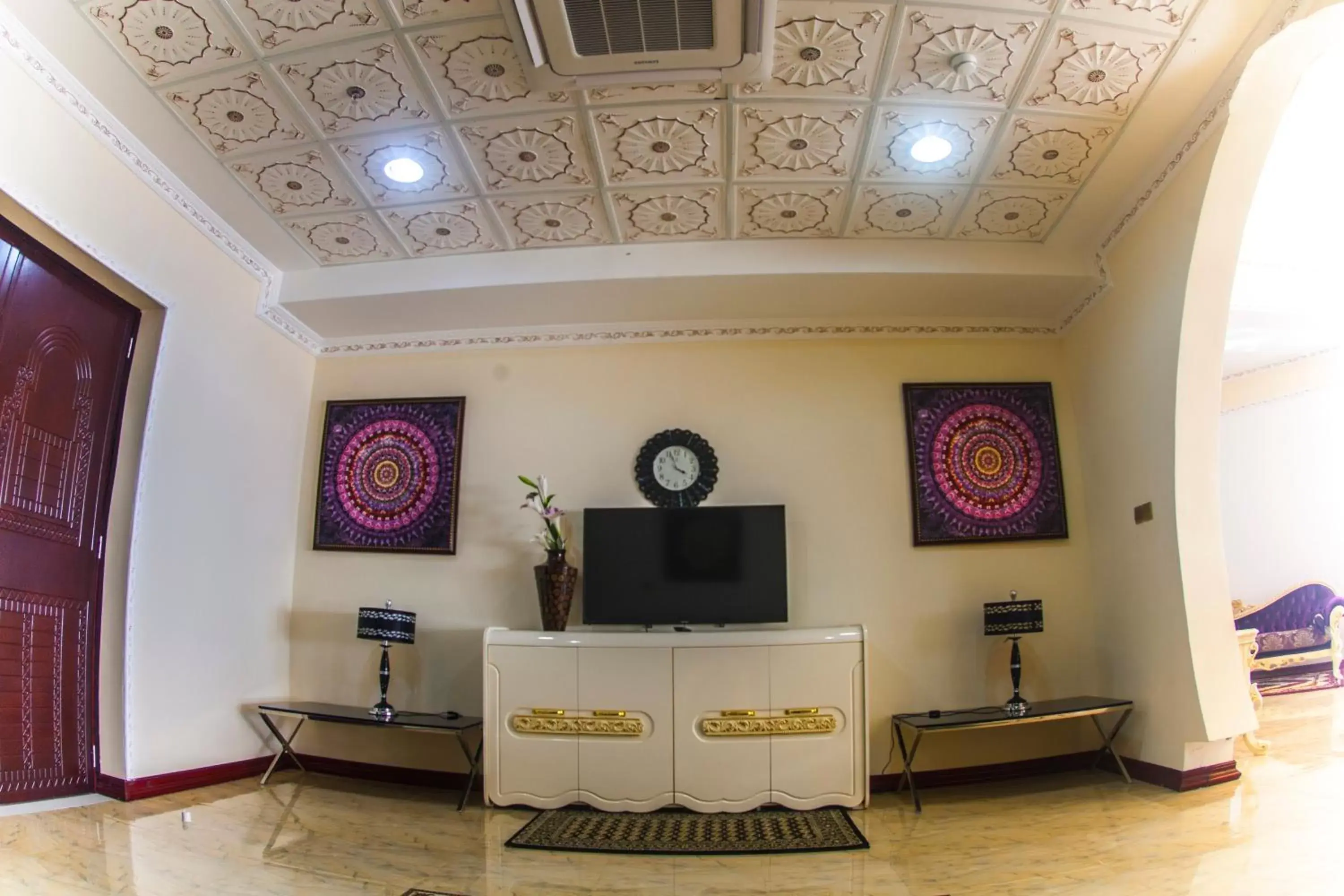 Living room, TV/Entertainment Center in Madinat Al Bahr Business & Spa Hotel