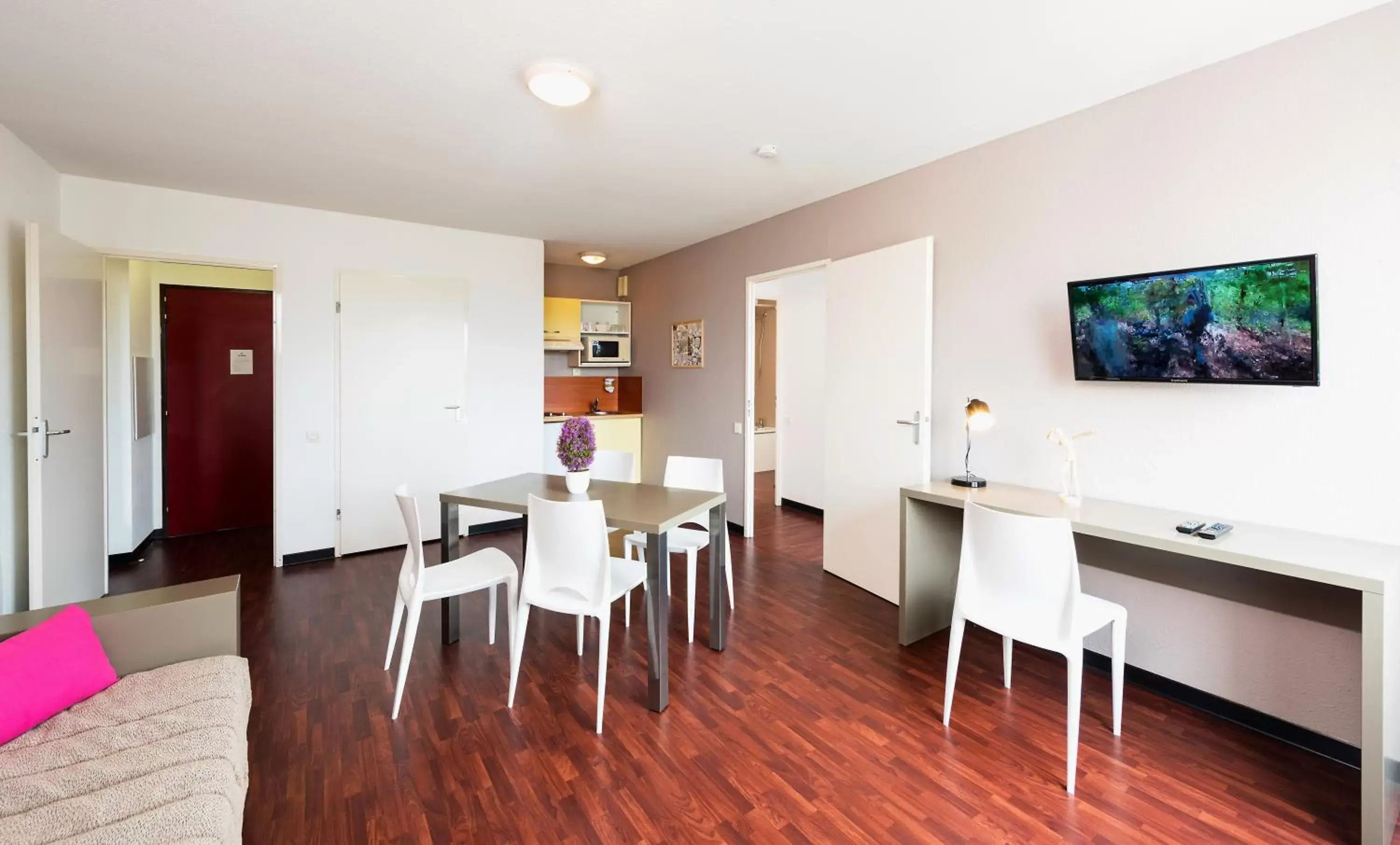 Kitchen or kitchenette, Dining Area in Ténéo Apparthotel Talence