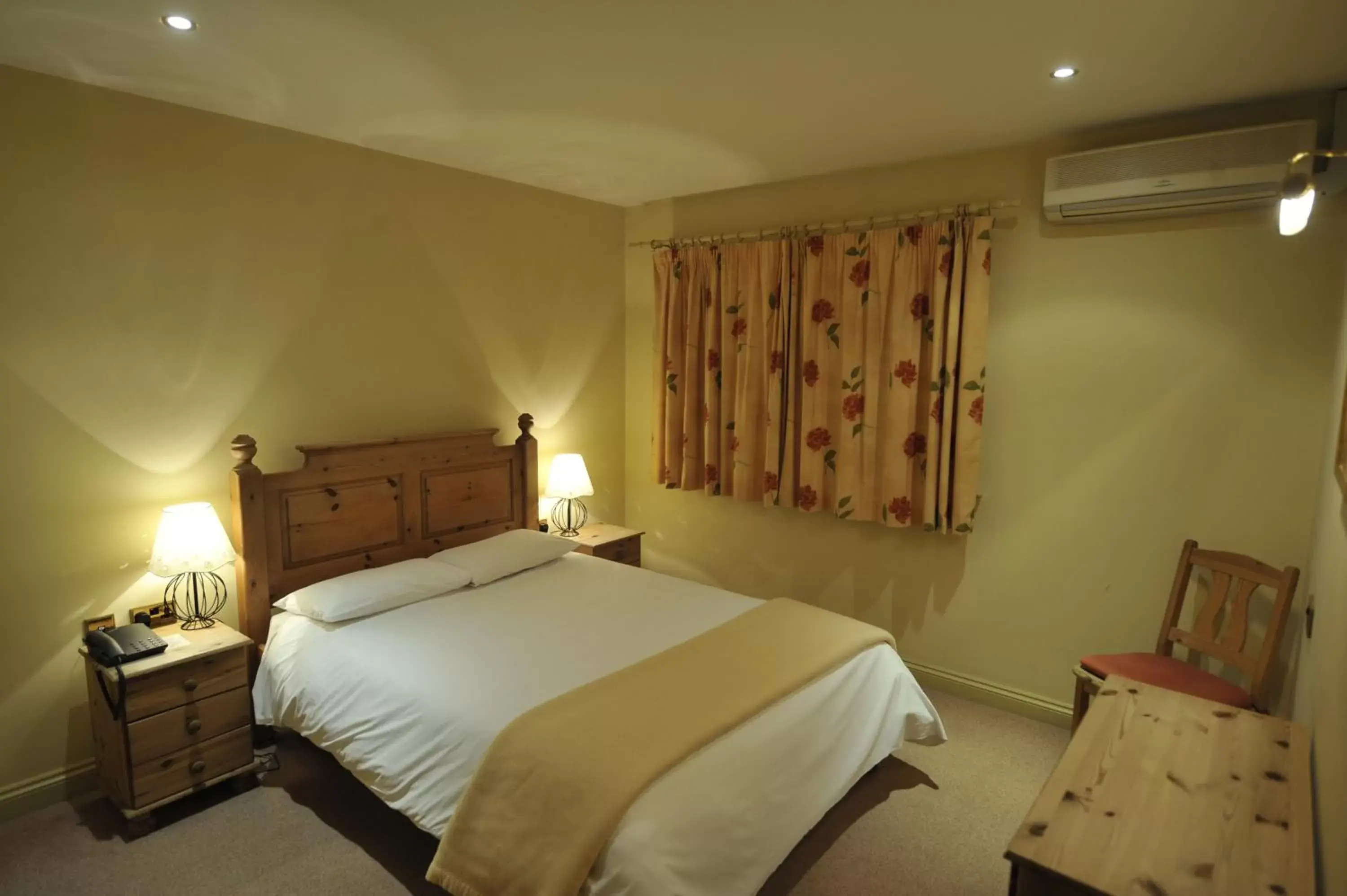 Photo of the whole room, Bed in Oliver Cromwell Hotel