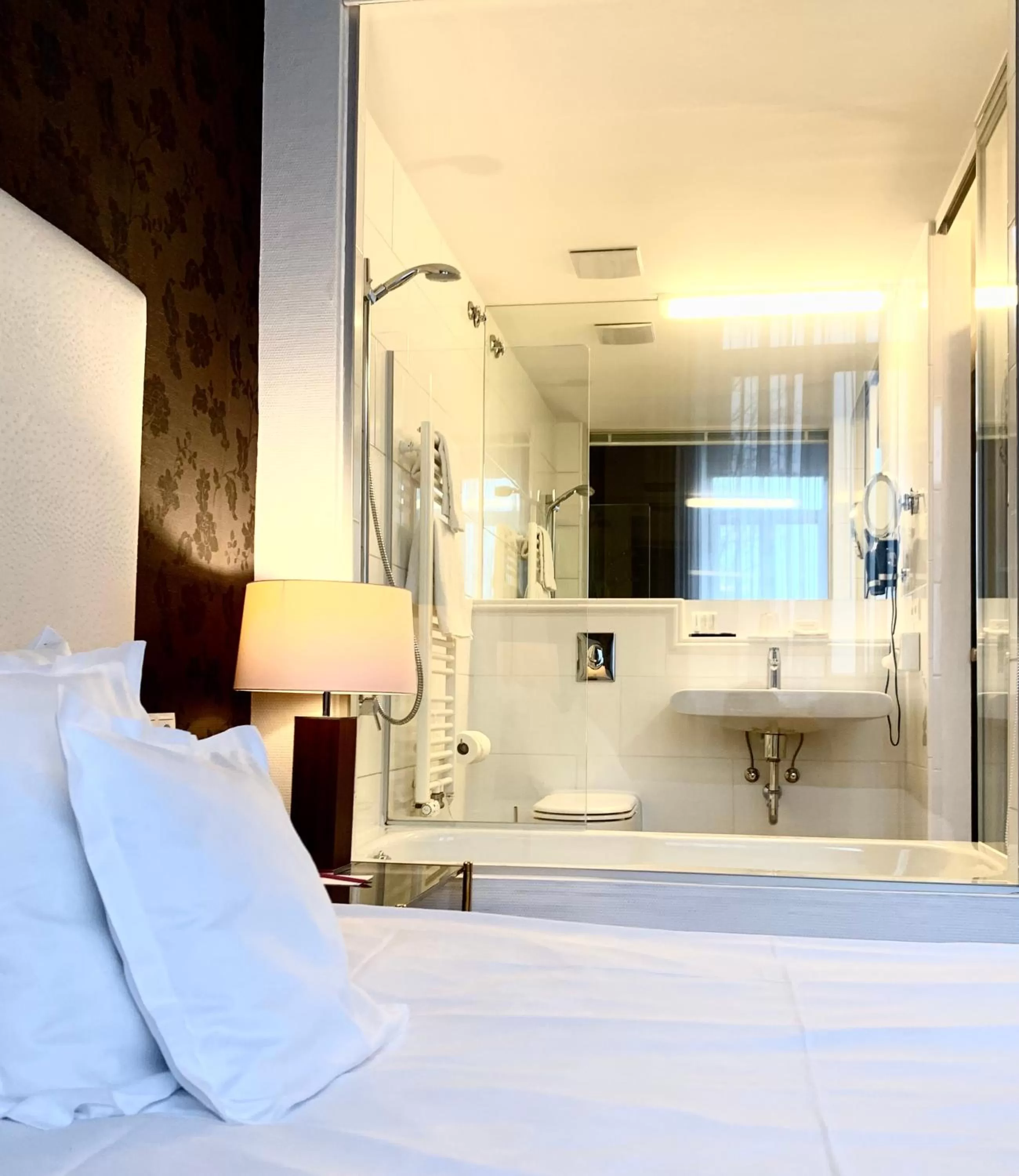 Bathroom, Bed in Hotel Bamberger Hof Bellevue