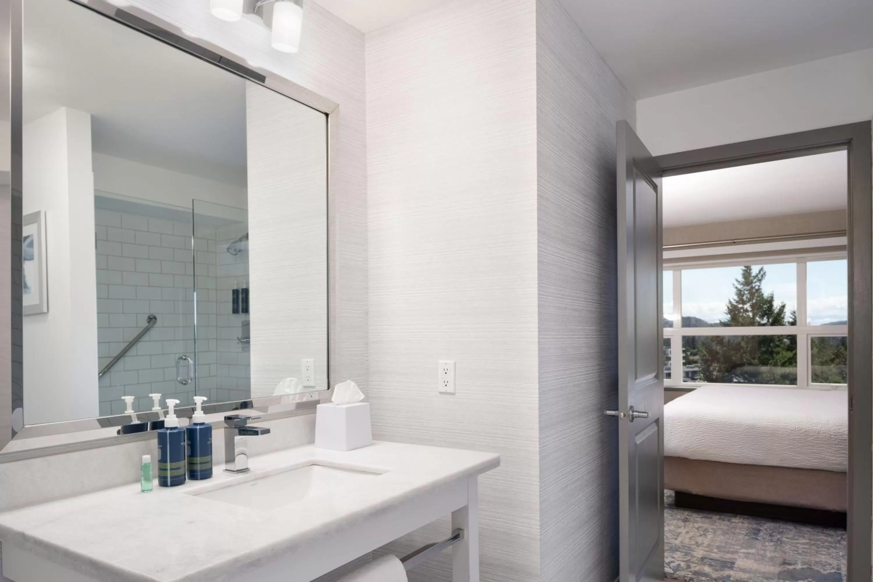 Bathroom, Bed in Four Points by Sheraton Victoria Gateway