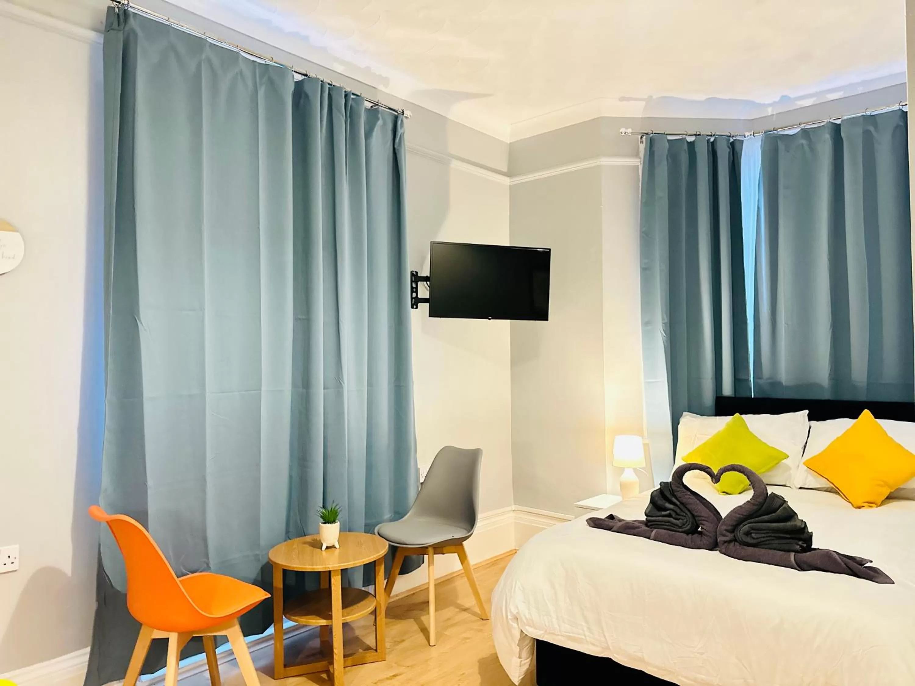 Bed, TV/Entertainment Center in Sandys Holidays Home