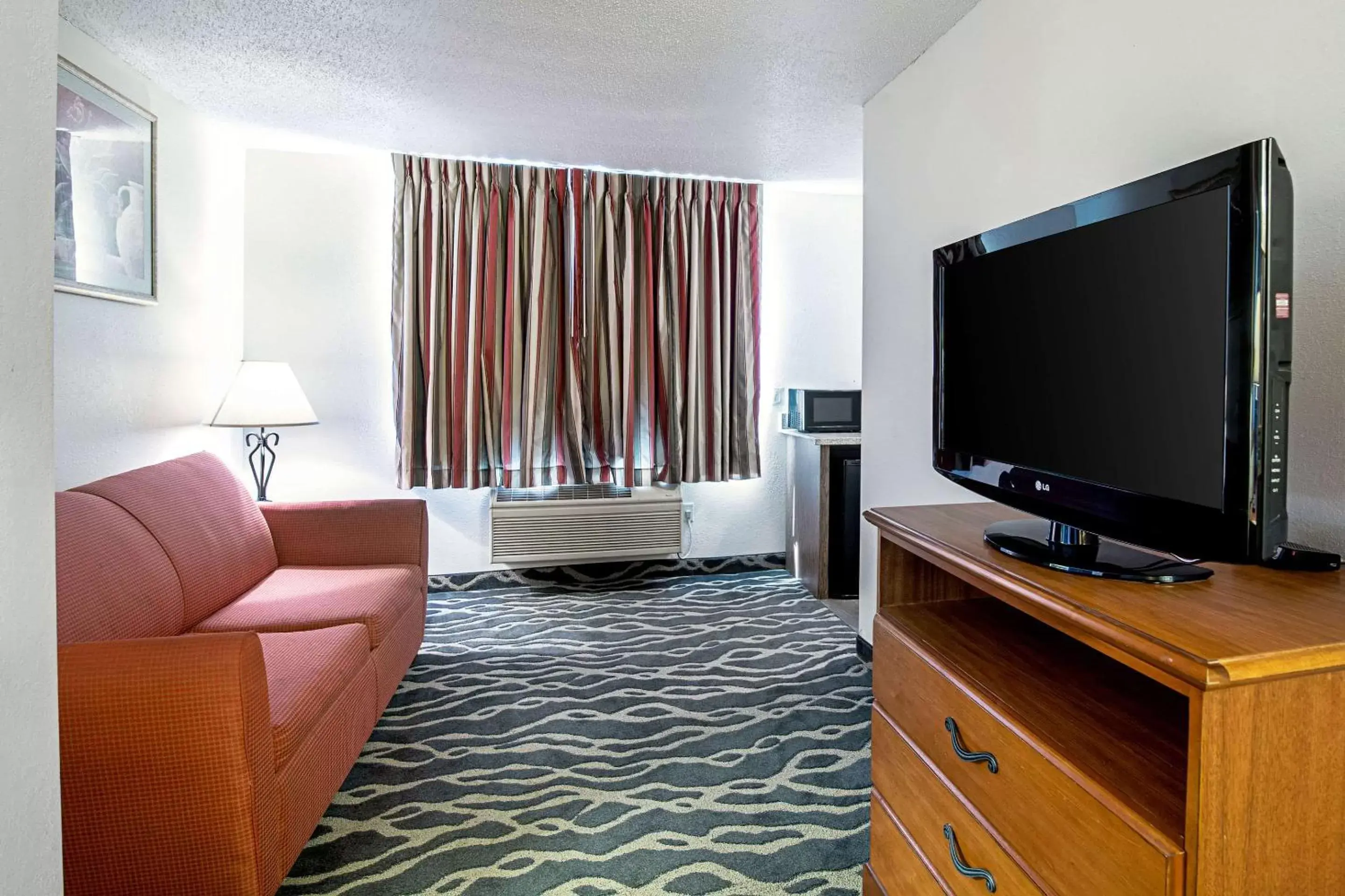 Photo of the whole room, TV/Entertainment Center in Quality Inn Huron