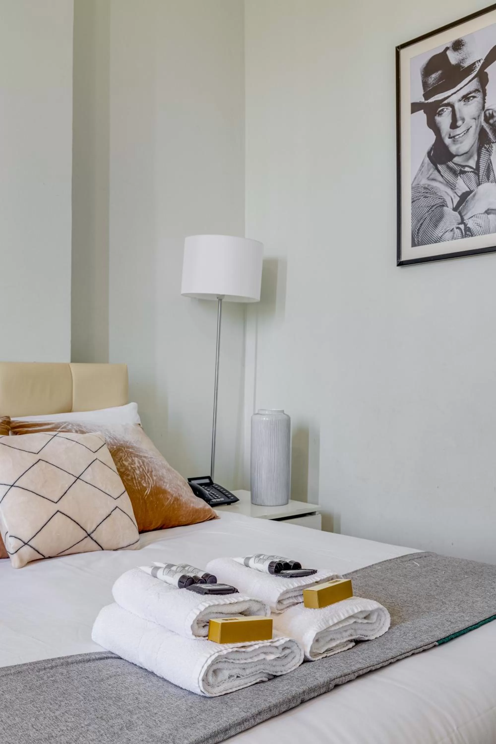 Bed in 1 Lexham Gardens Hotel