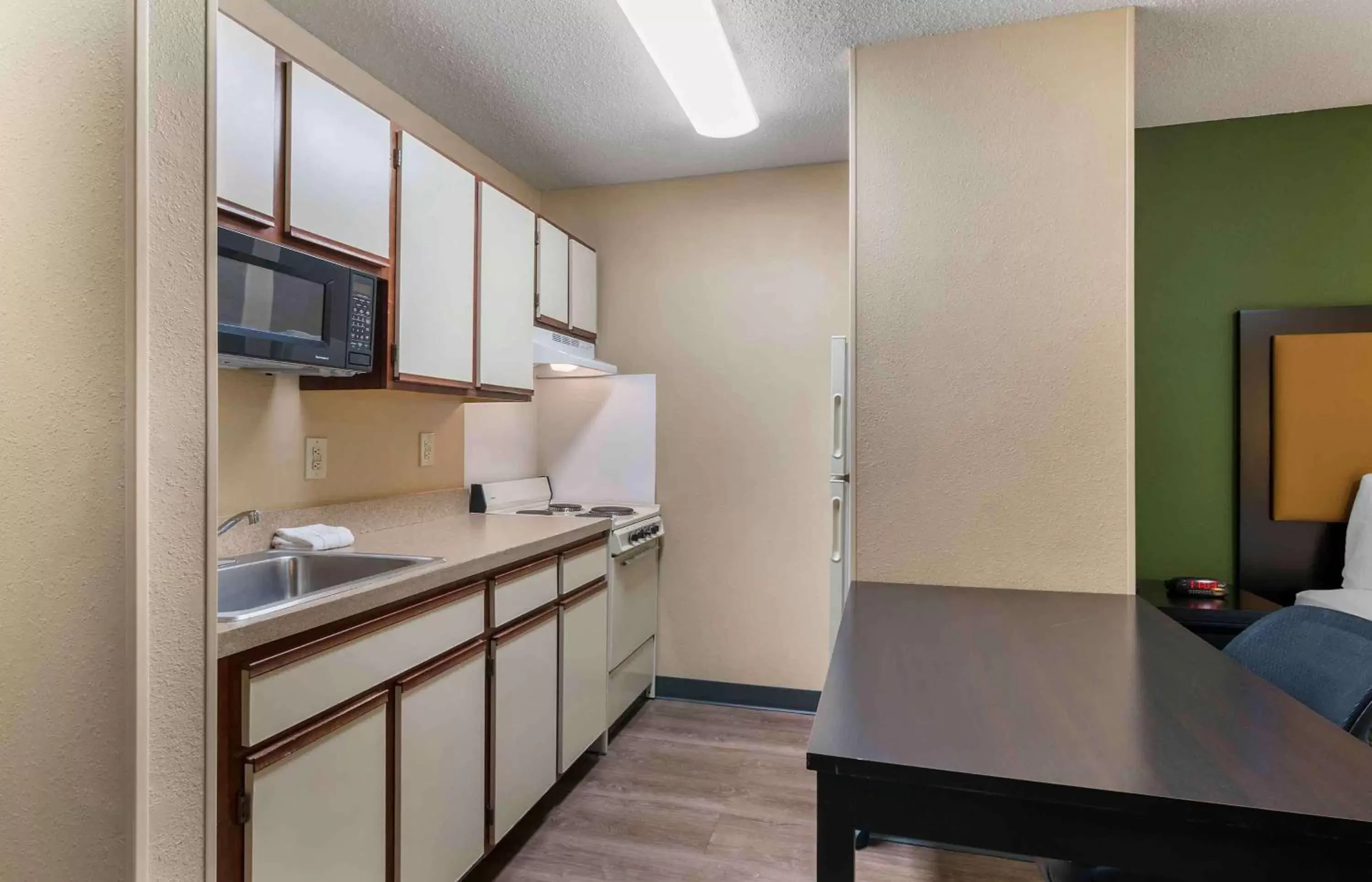 Bedroom, Kitchen/Kitchenette in Extended Stay America Suites - St Louis - Earth City