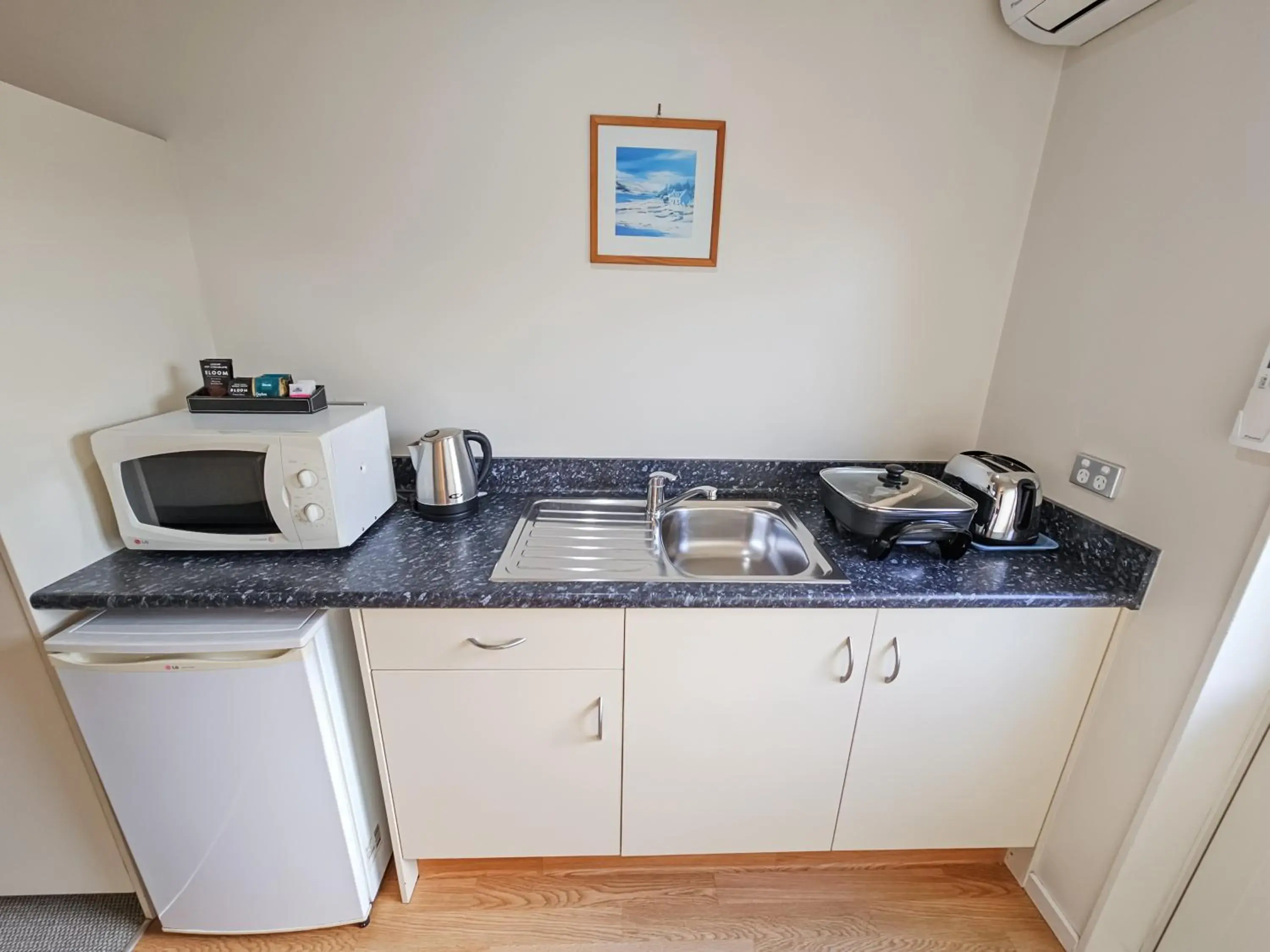 Coffee/tea facilities, Kitchen/Kitchenette in Captain Cook Motor Lodge