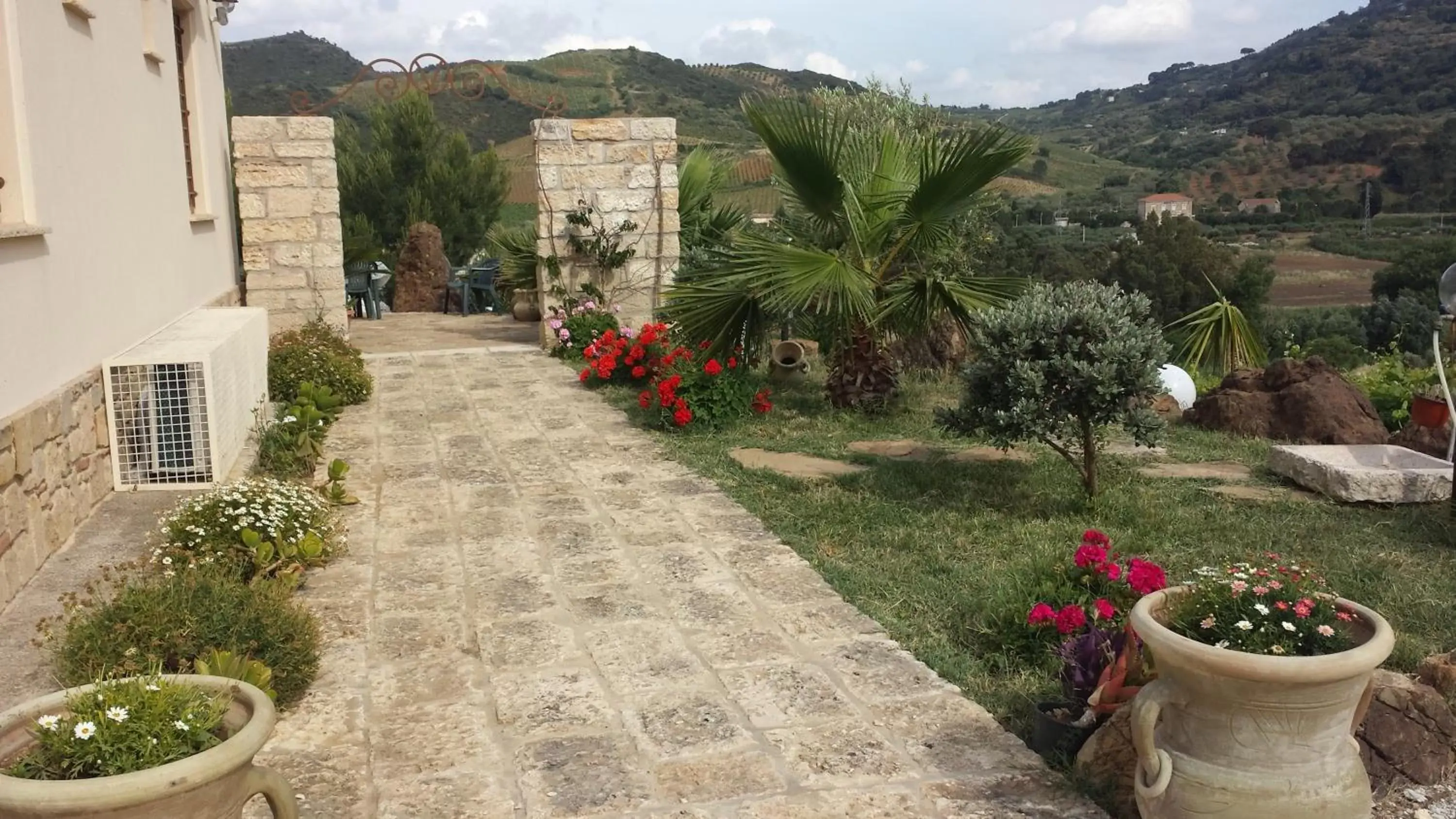 Facade/entrance in La Suite Di Segesta