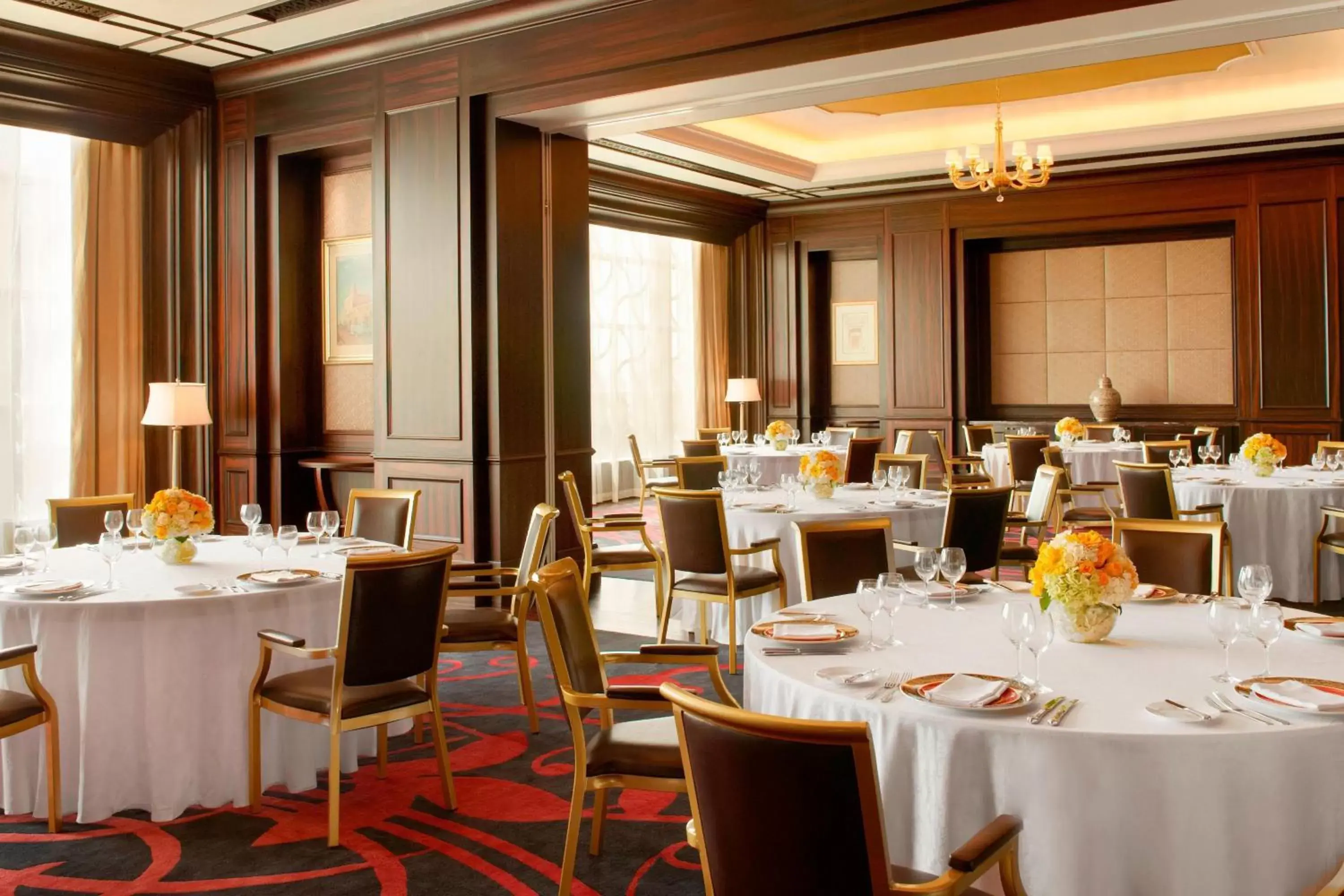 Meeting/conference room, Restaurant/Places to Eat in The St. Regis Abu Dhabi