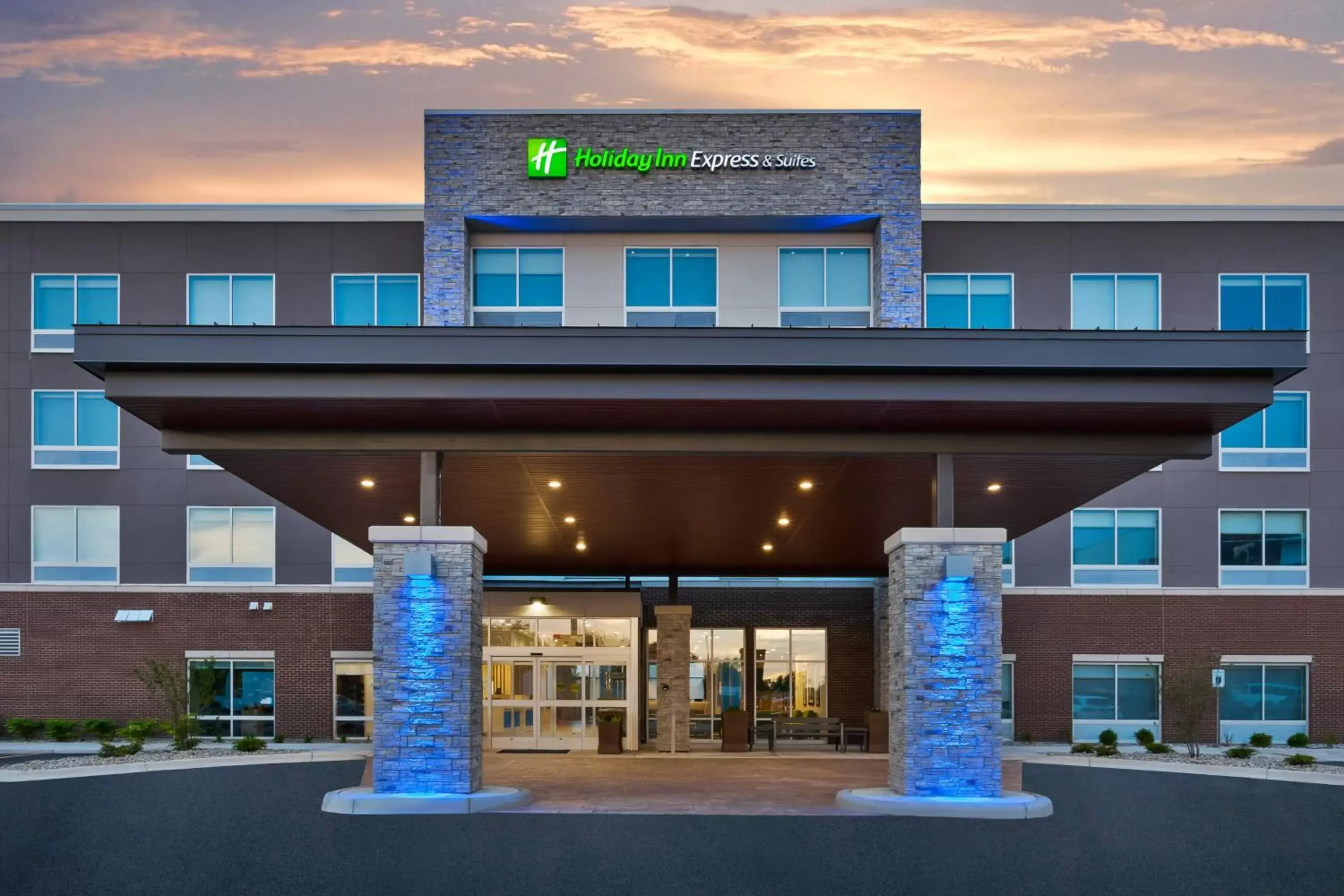 Property building in Holiday Inn Express & Suites - Grand Rapids Airport - South, an IHG Hotel