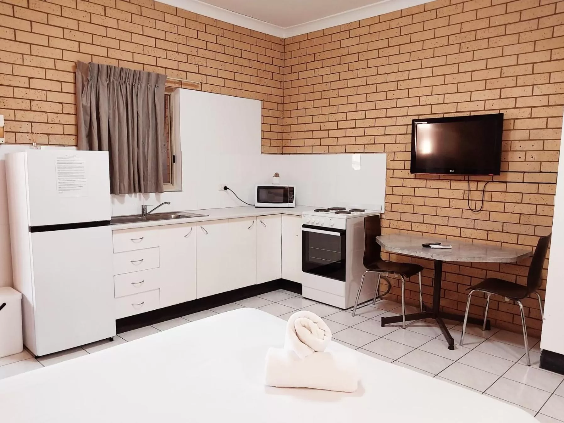 Kitchen or kitchenette in Tallarook Motor Inn