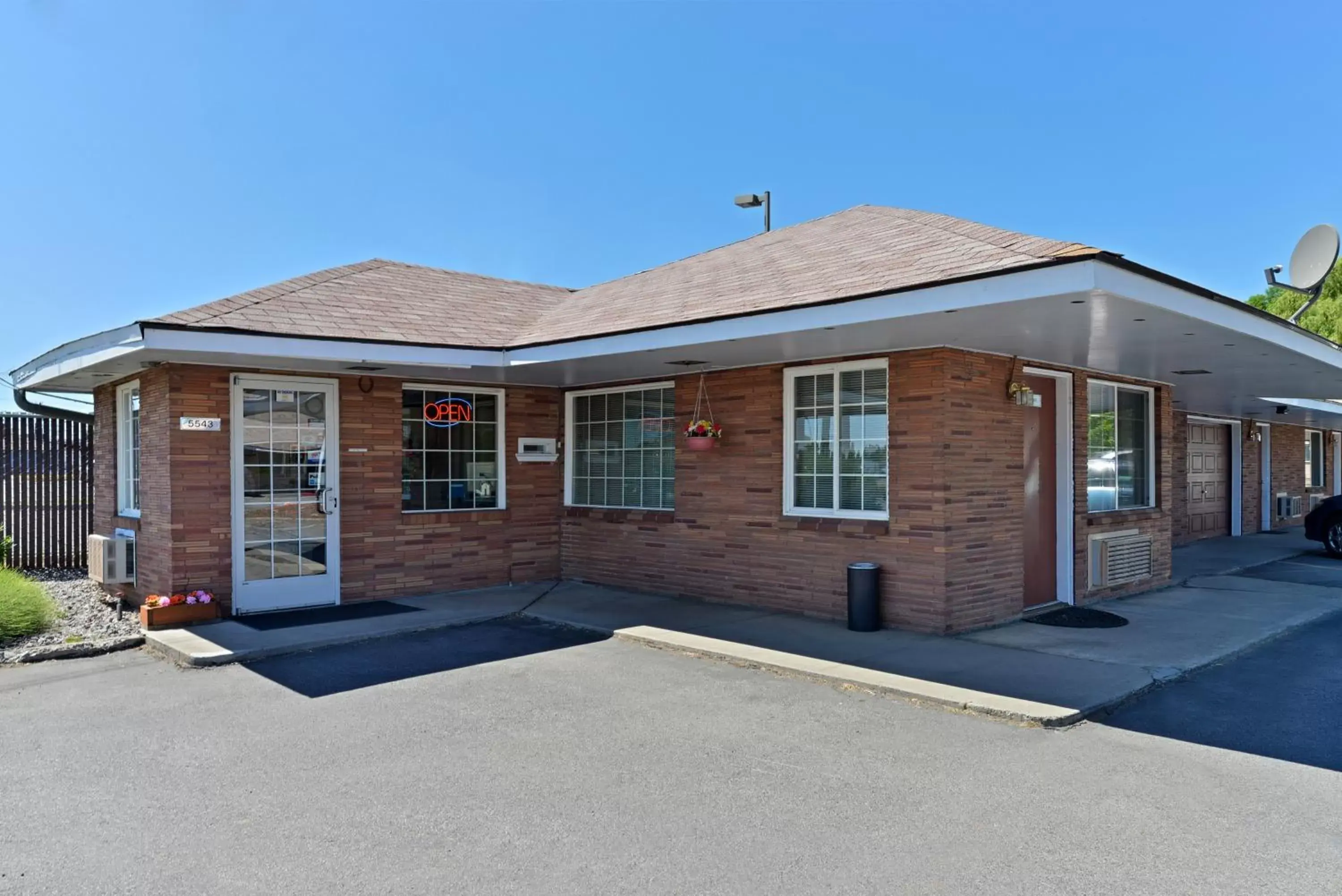 Facade/entrance, Property Building in Majestic Inn & Suites