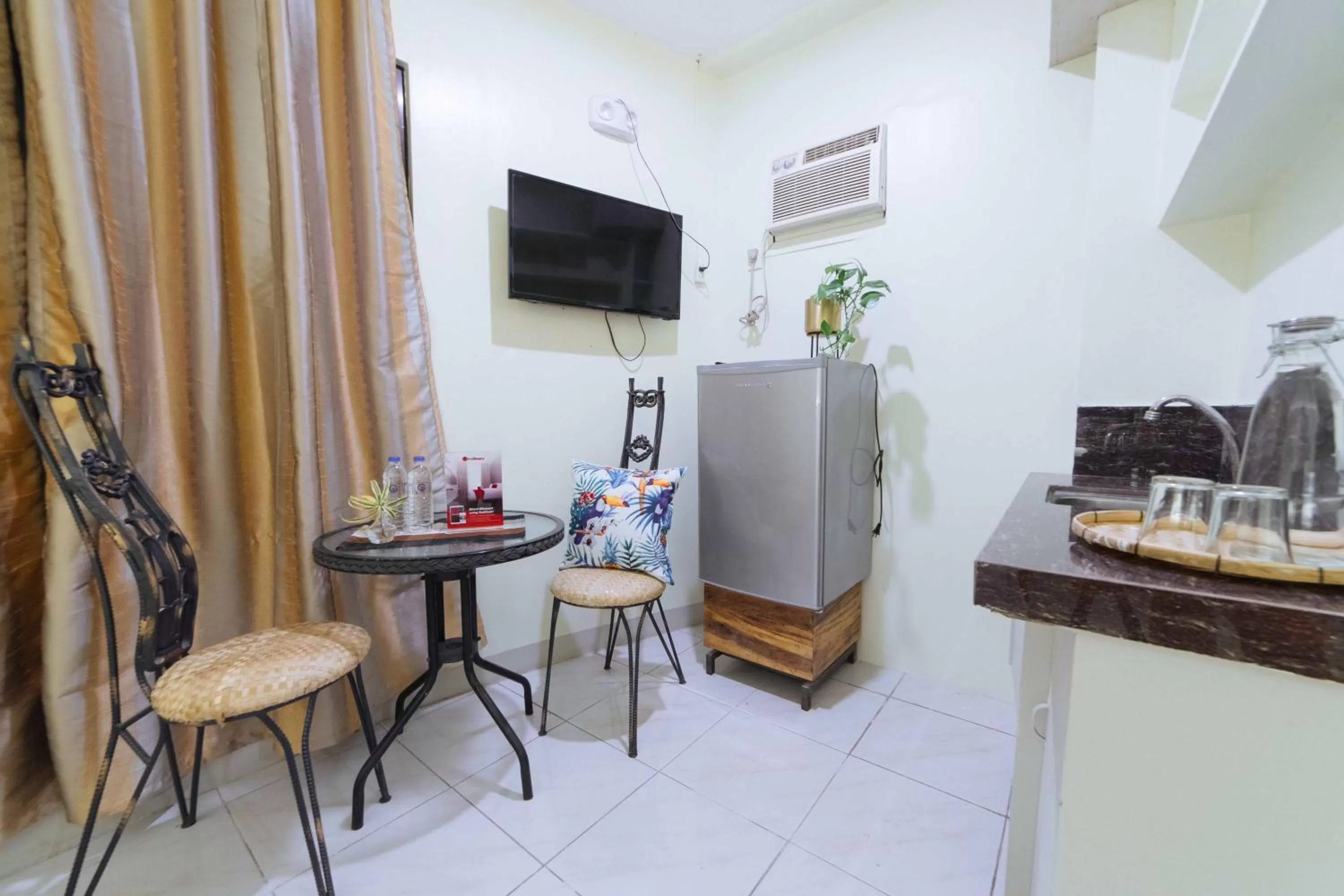 Bedroom in RedDoorz @ Ledesco Avenue Lapaz Iloilo