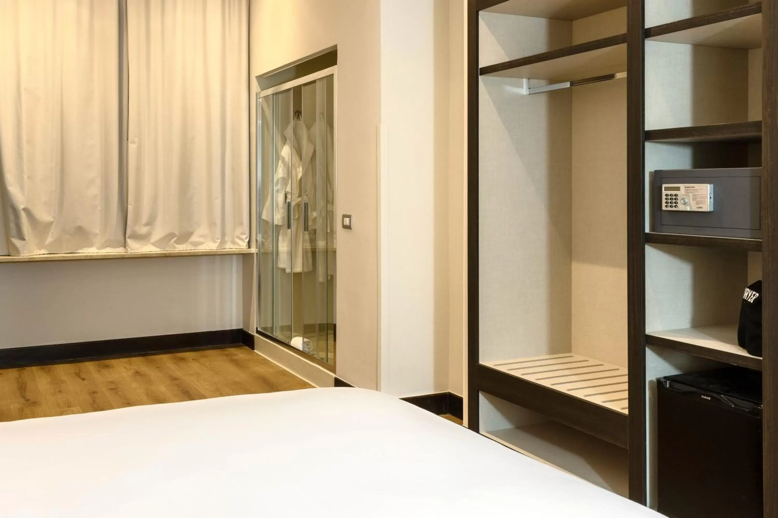Shower, Bed in Hotel Leonardo da Vinci