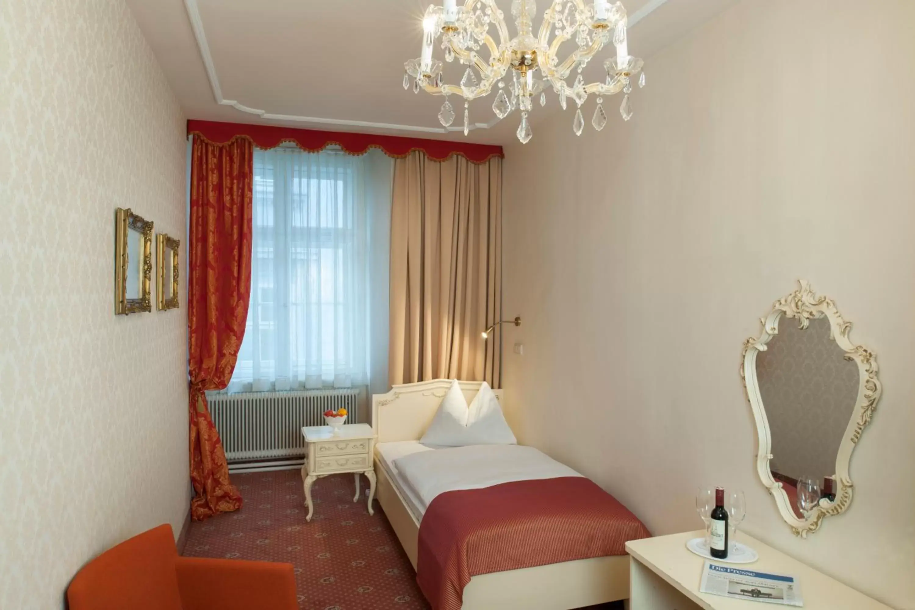 Photo of the whole room, Bed in Pertschy Palais Hotel