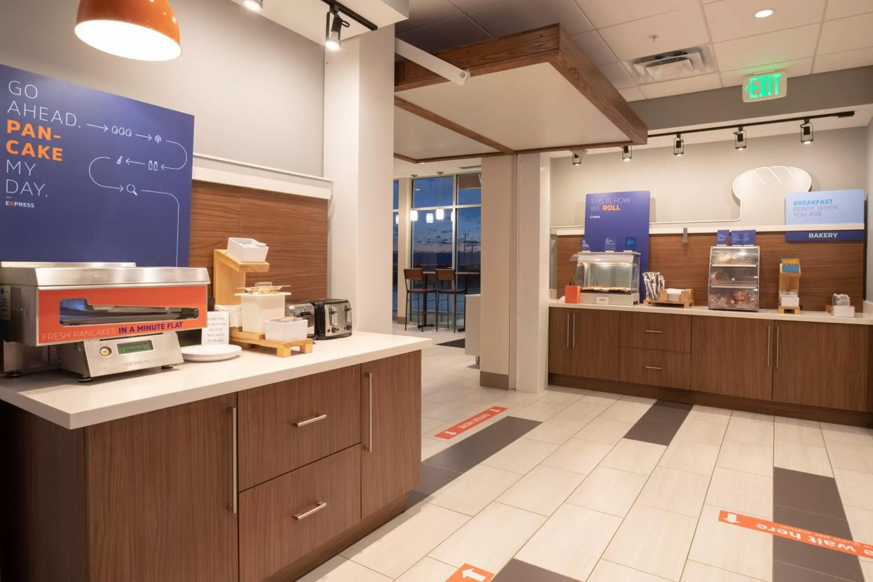 Breakfast, Kitchen/Kitchenette in Holiday Inn Express & Suites - Goodland I-70, an IHG Hotel