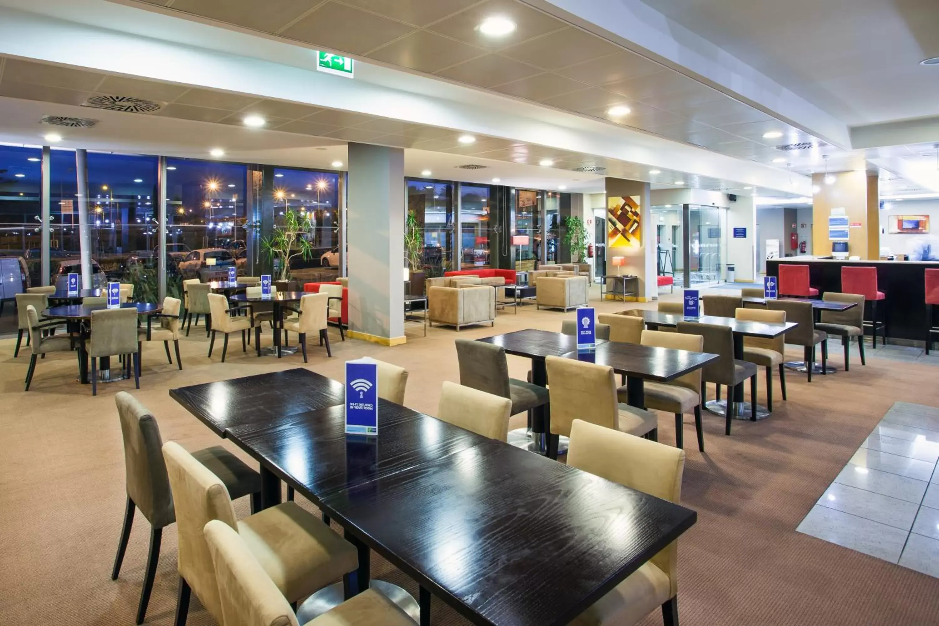 Night, Restaurant/Places to Eat in Holiday Inn Express Lisbon-Oeiras, an IHG Hotel