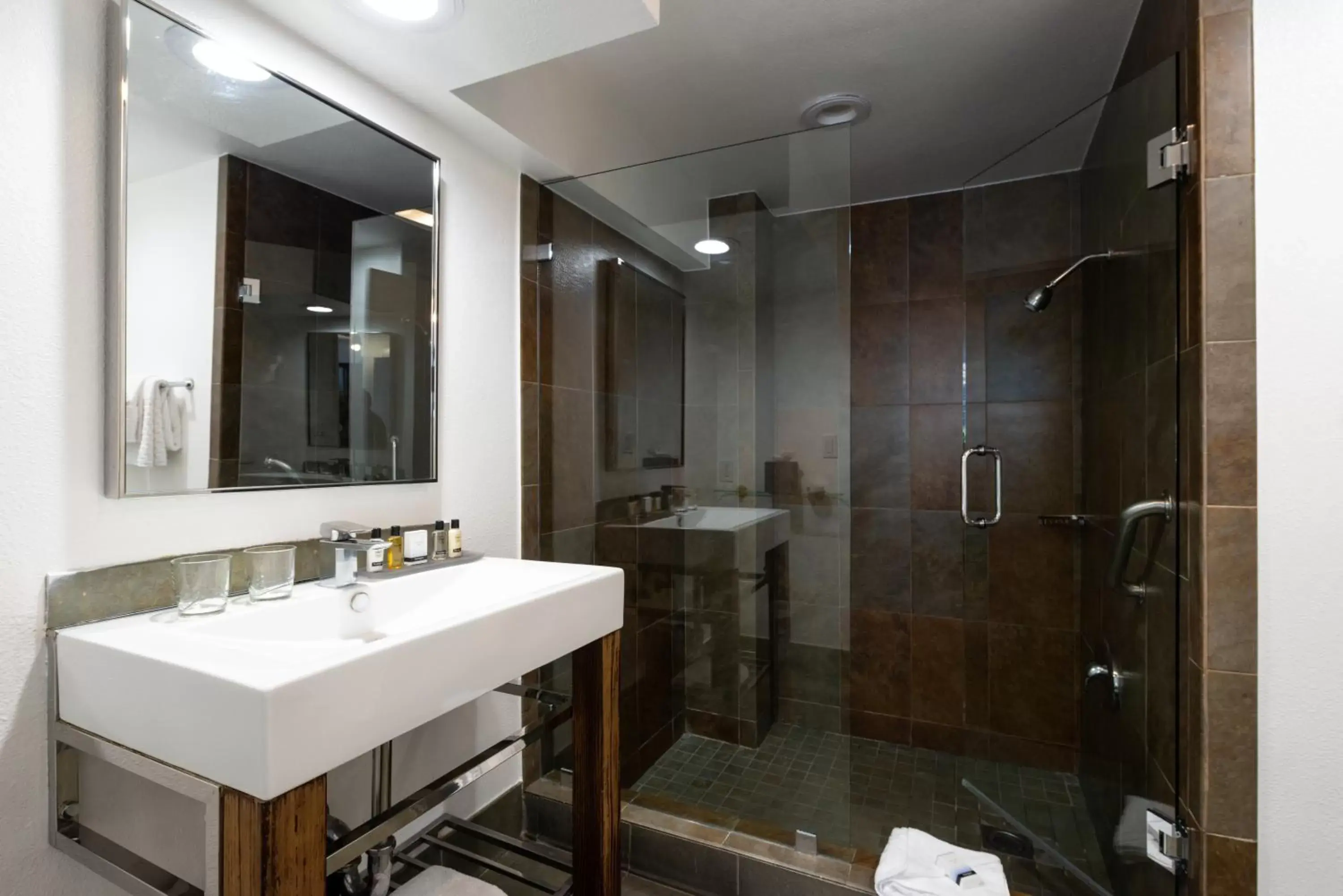 Shower, Bathroom in Wine Valley Inn