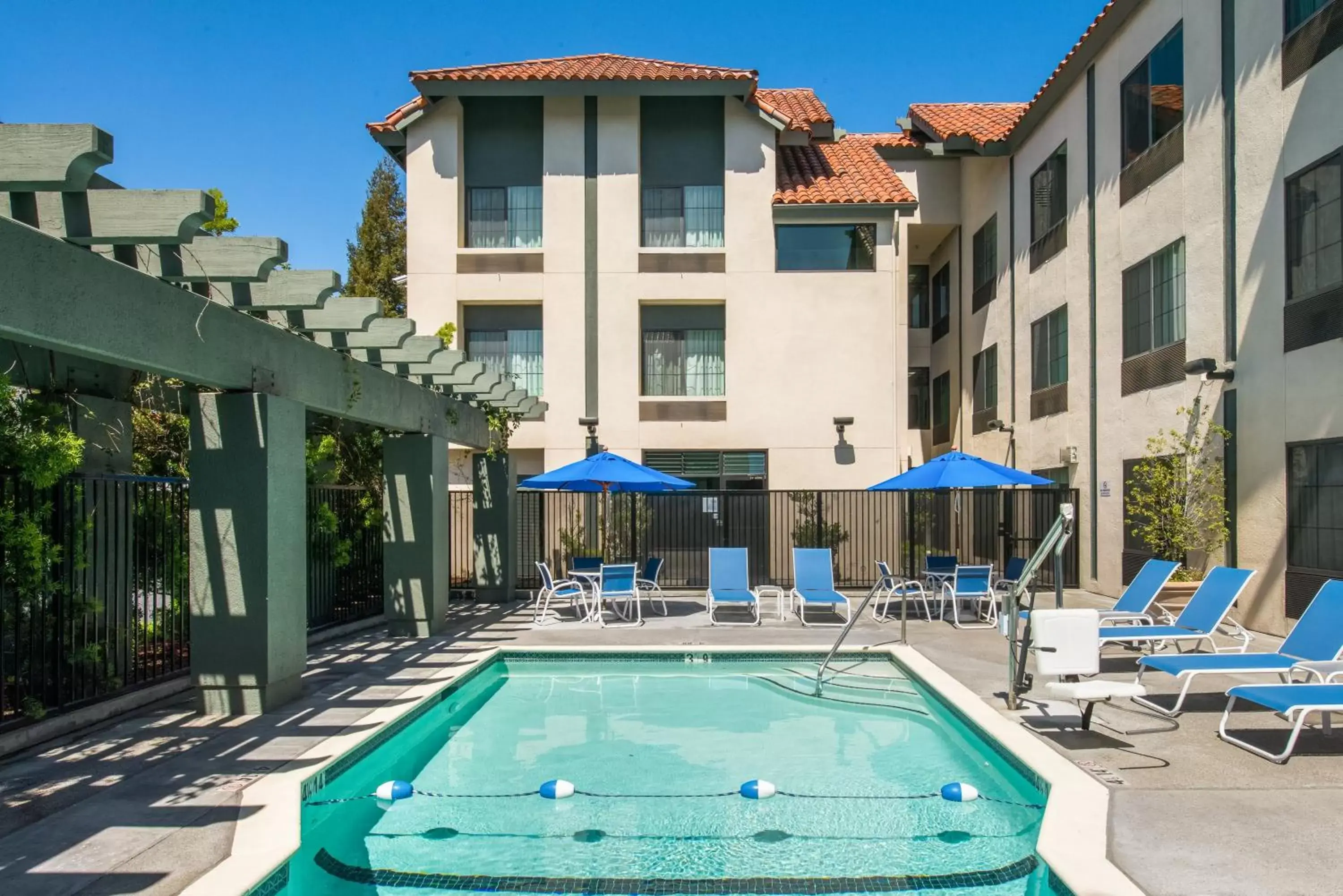 Swimming pool, Property Building in Holiday Inn Express Hotel & Suites Santa Clara - Silicon Valley, an IHG Hotel