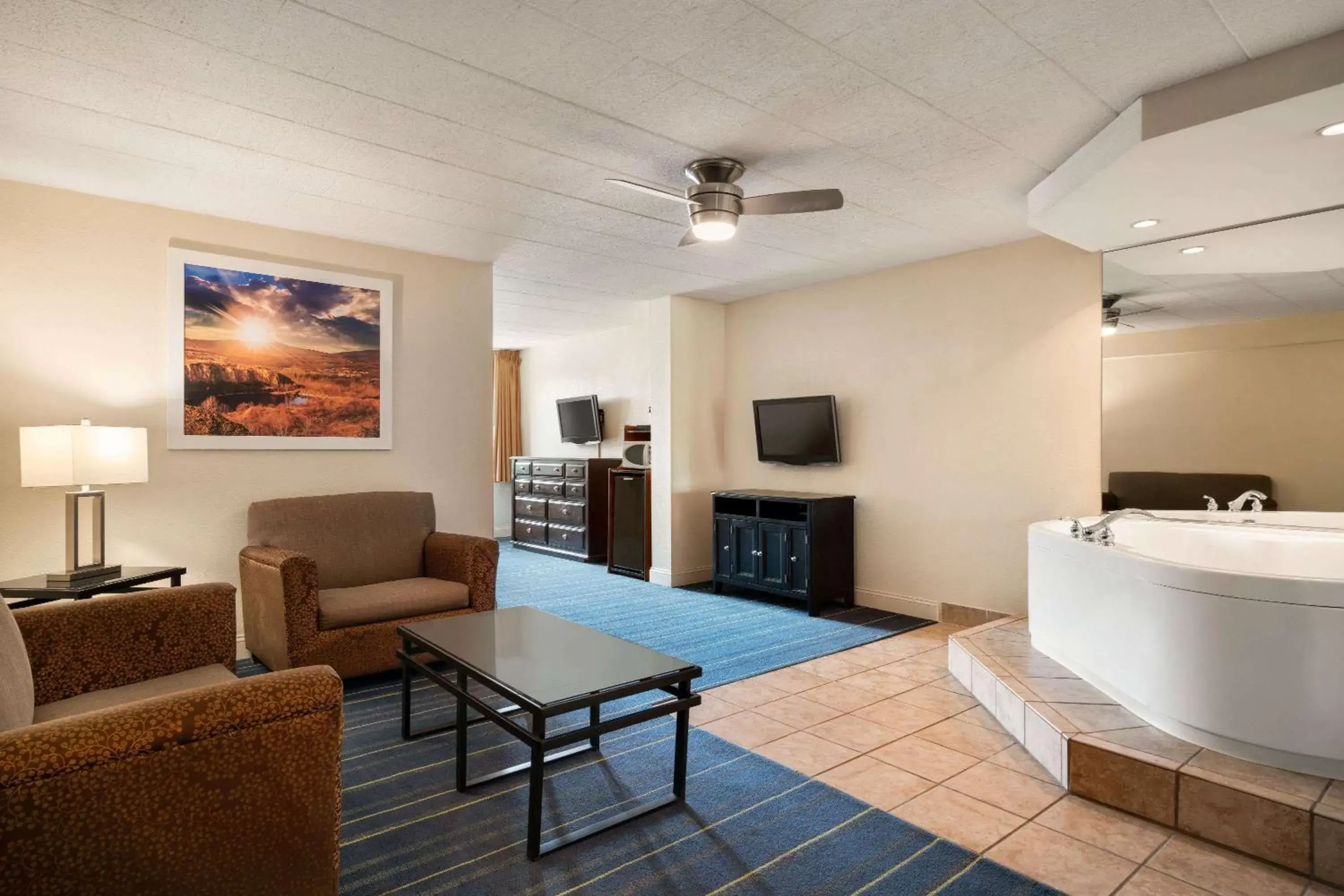 Seating Area in Days Hotel by Wyndham Allentown Airport / Lehigh Valley