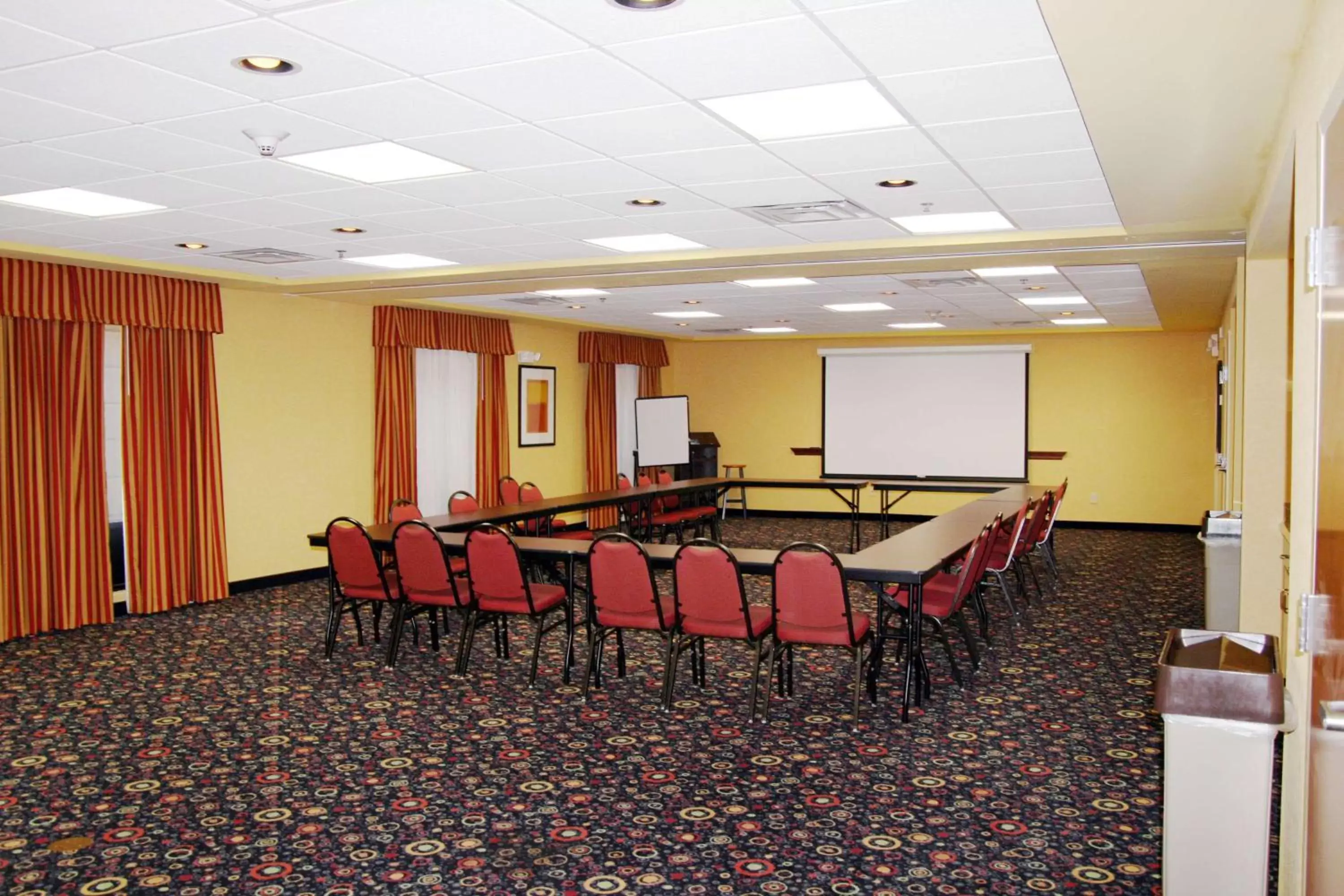 Meeting/conference room in Hampton Inn & Suites Louisville East