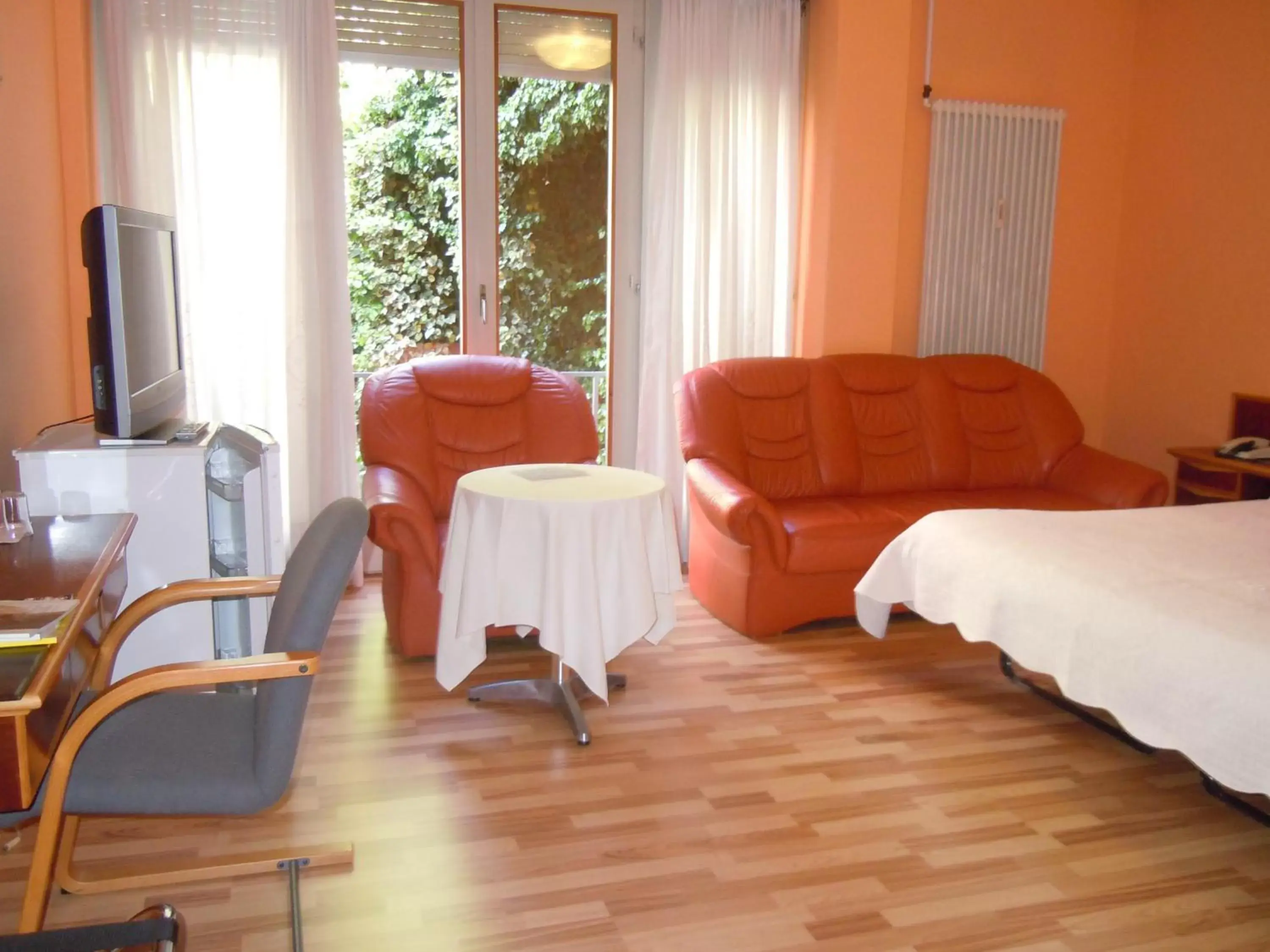 Bed, Seating Area in Hotel Nassa Garni