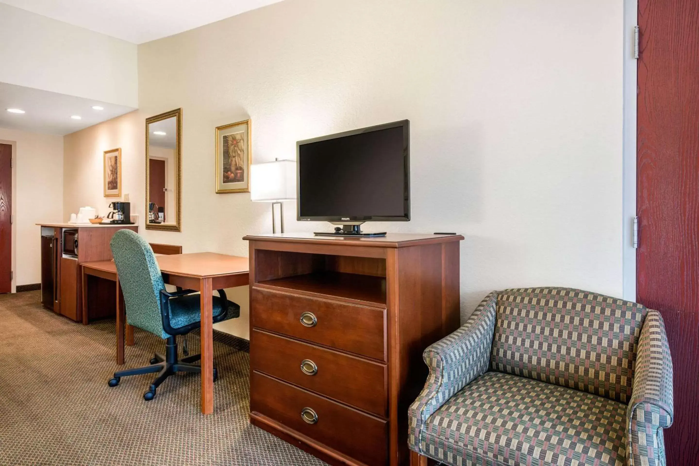 Photo of the whole room, TV/Entertainment Center in Quality Inn & Suites Tarpon Springs South