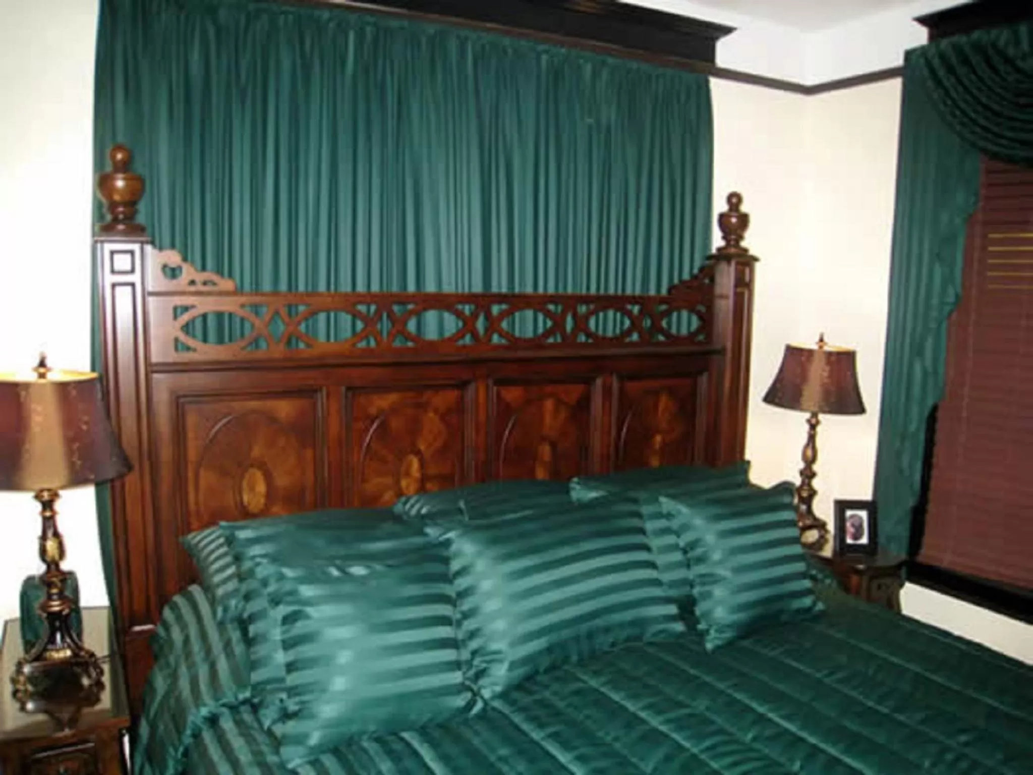 Bed in The Polo Inn Bridgeport U.S.A.