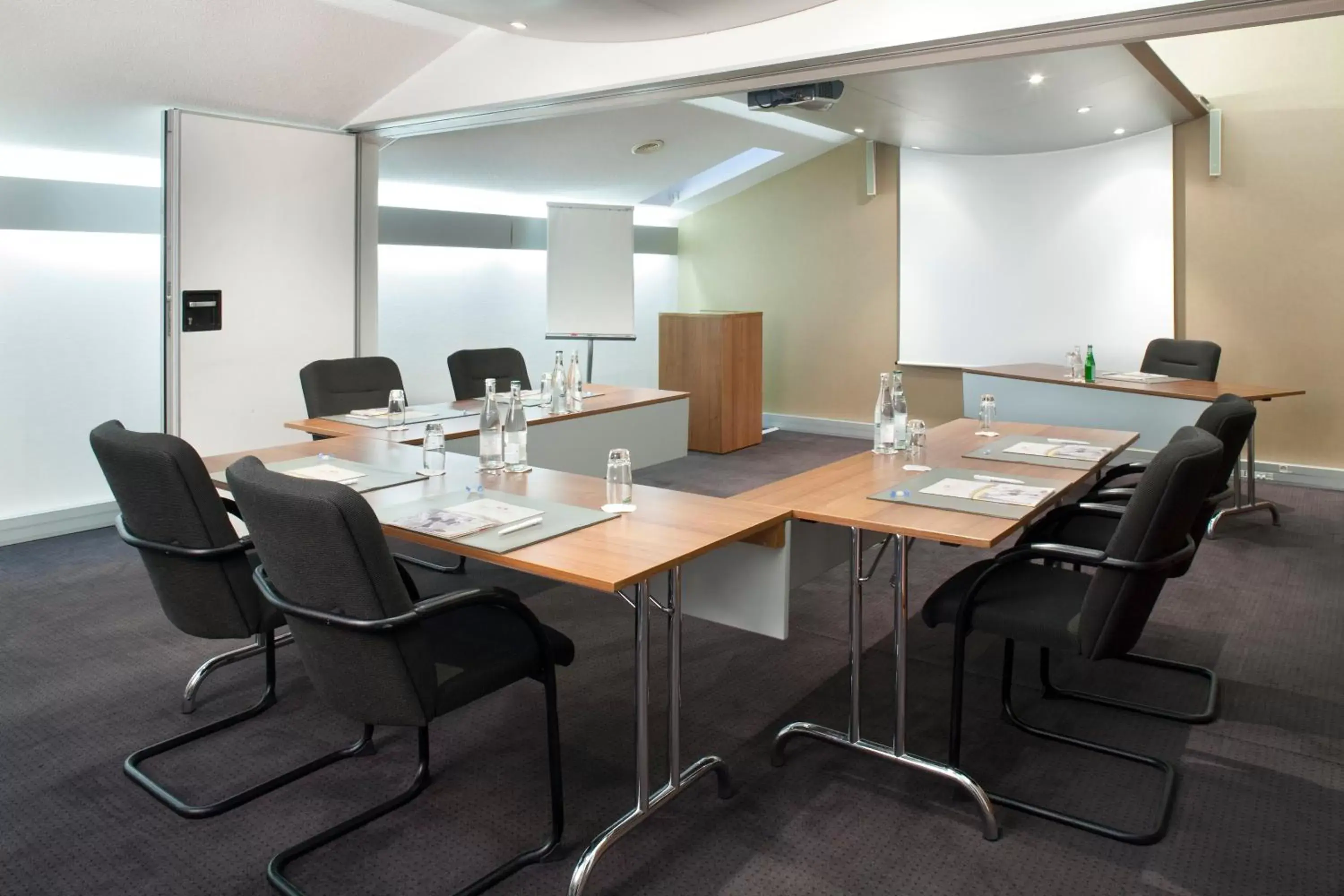 Meeting/conference room in Plaza Hotel Capitole Toulouse - Anciennement-formerly CROWNE PLAZA