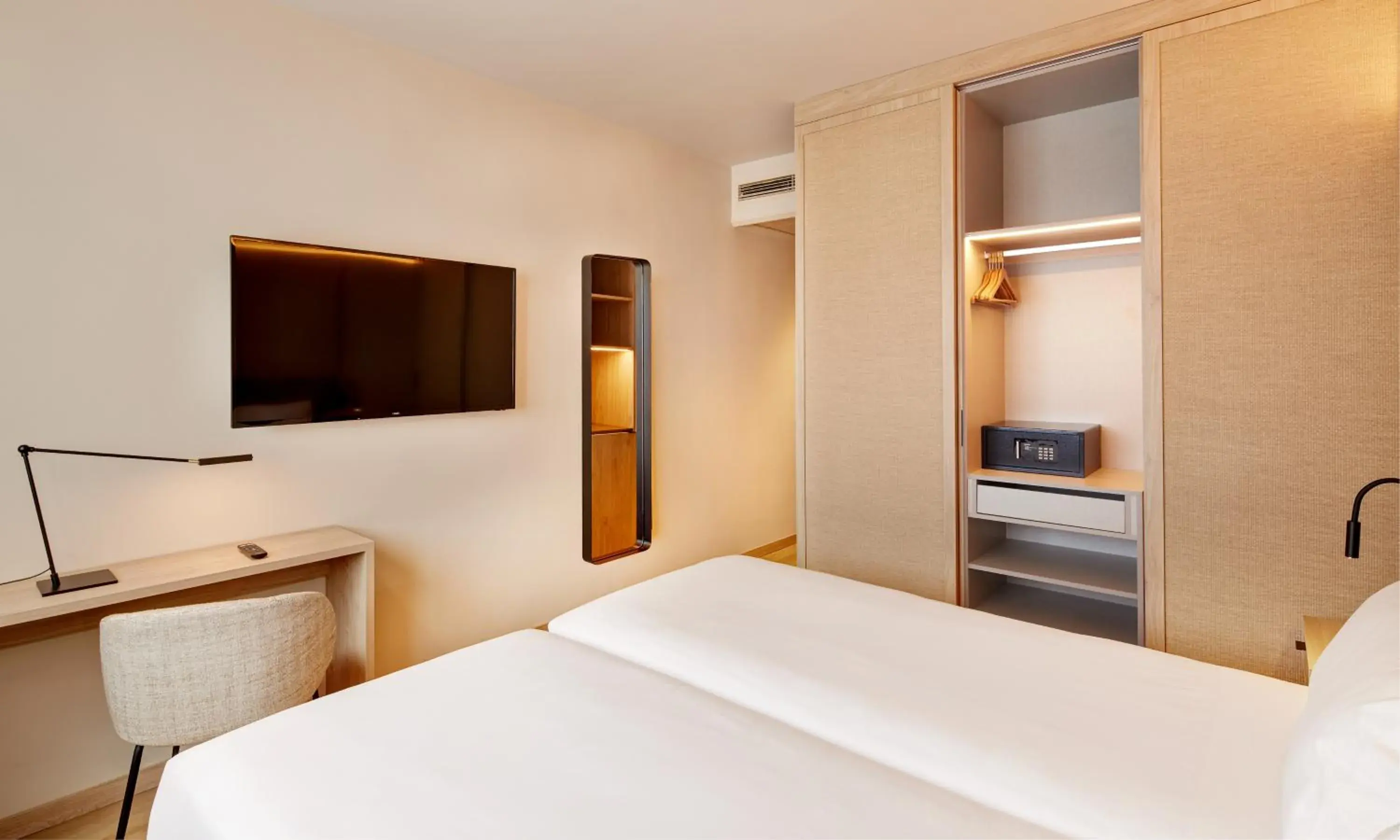 Bed, TV/Entertainment Center in Sercotel Pozuelo