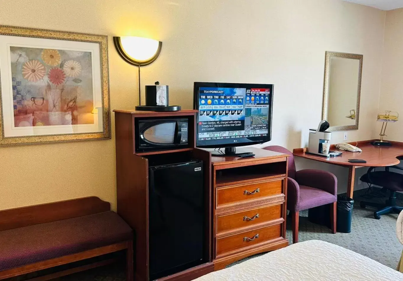 hair dresser, TV/Entertainment Center in Kitchener Inn & Suites