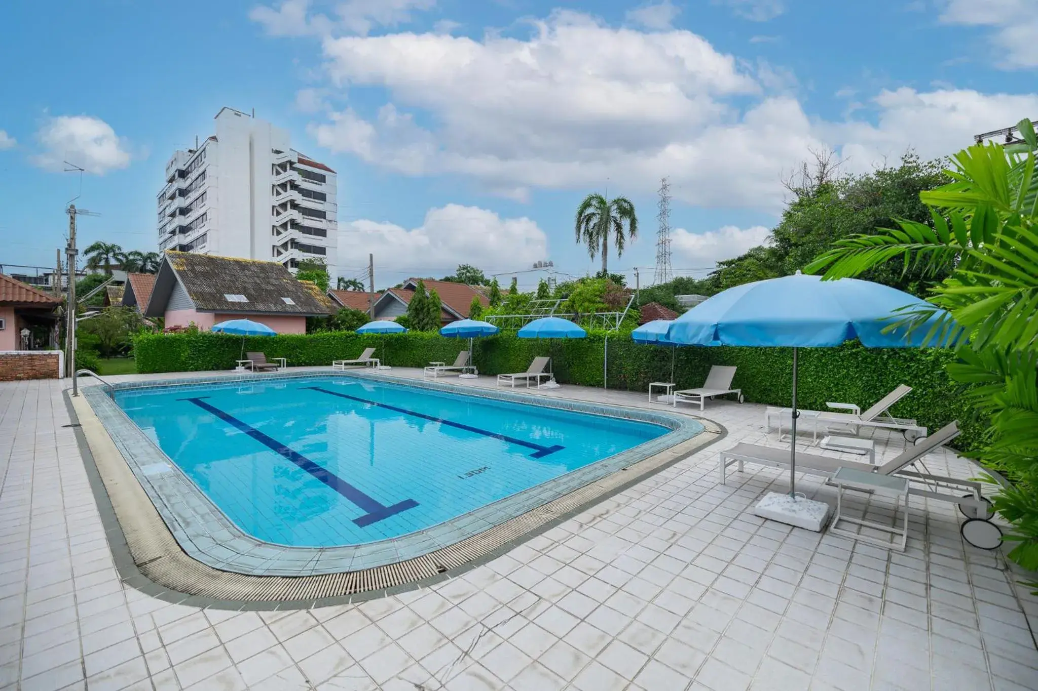 Swimming Pool in Bangkok Rama Hotel