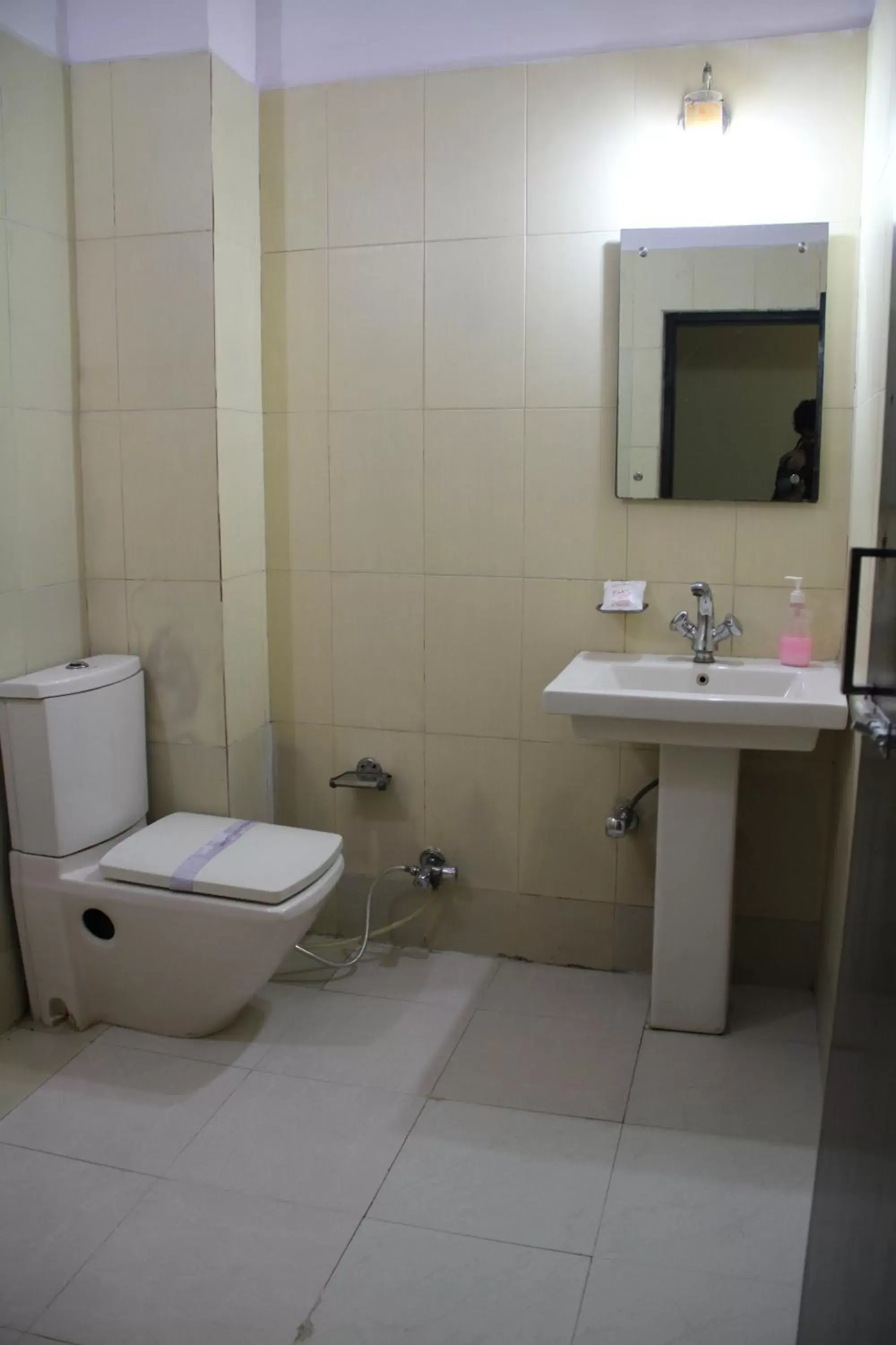 Toilet, Bathroom in Hotel Su Shree Continental 5 Minutes Walk From New Delhi Railway Station