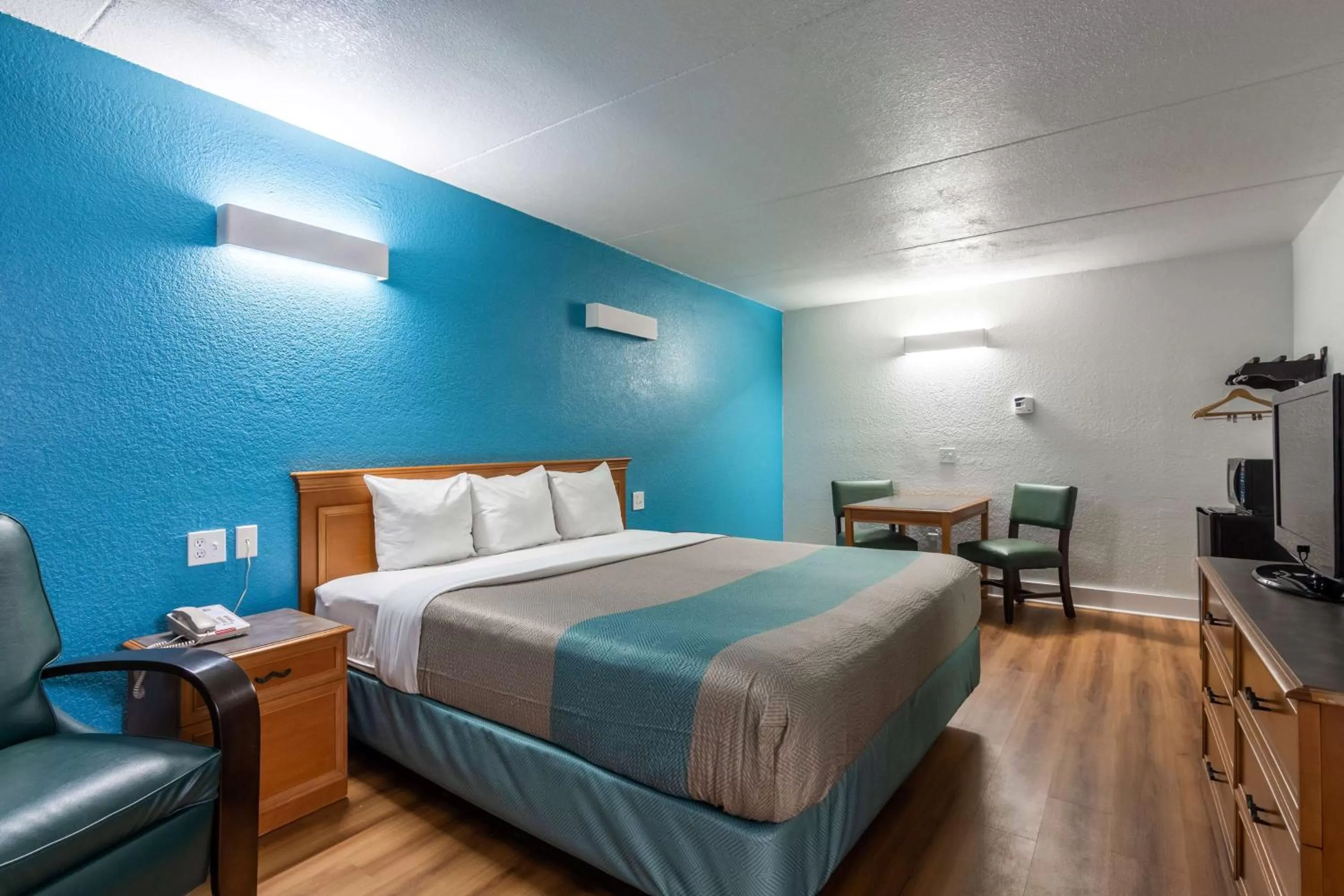 TV and multimedia, Bed in Motel 6-North Little Rock, AR - McCain