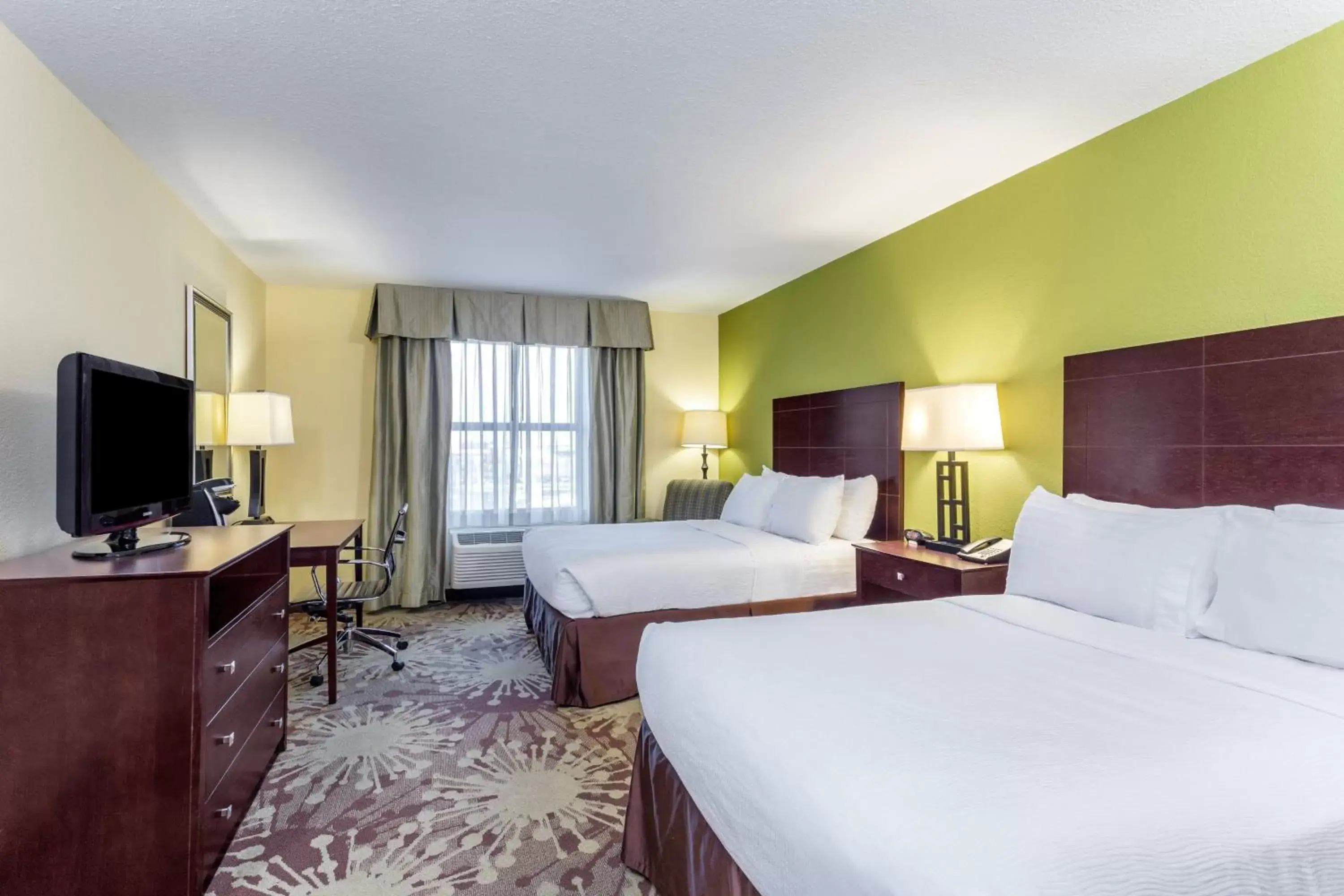 Photo of the whole room in Holiday Inn Chicago North - Gurnee, an IHG Hotel