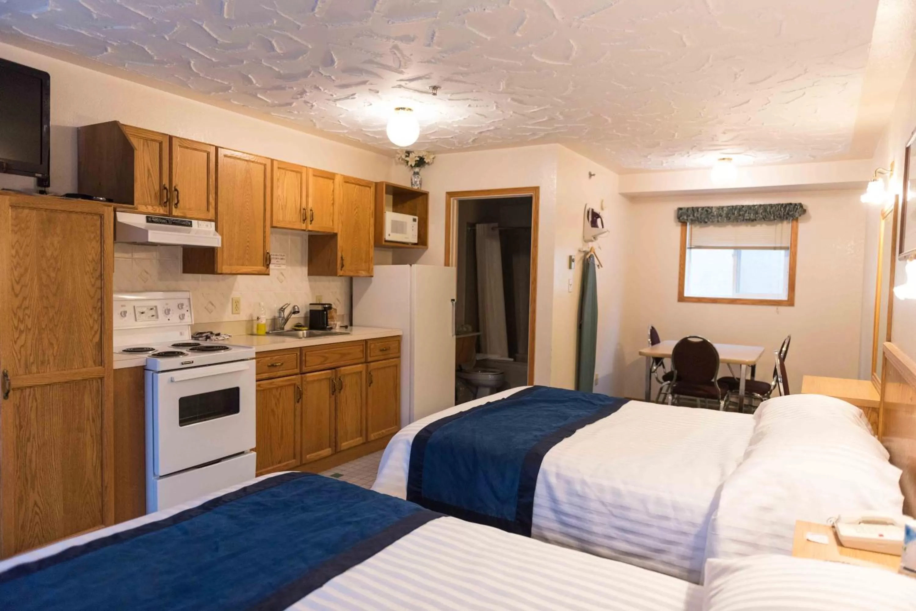 Bed, Kitchen/Kitchenette in Radium Park Lodge