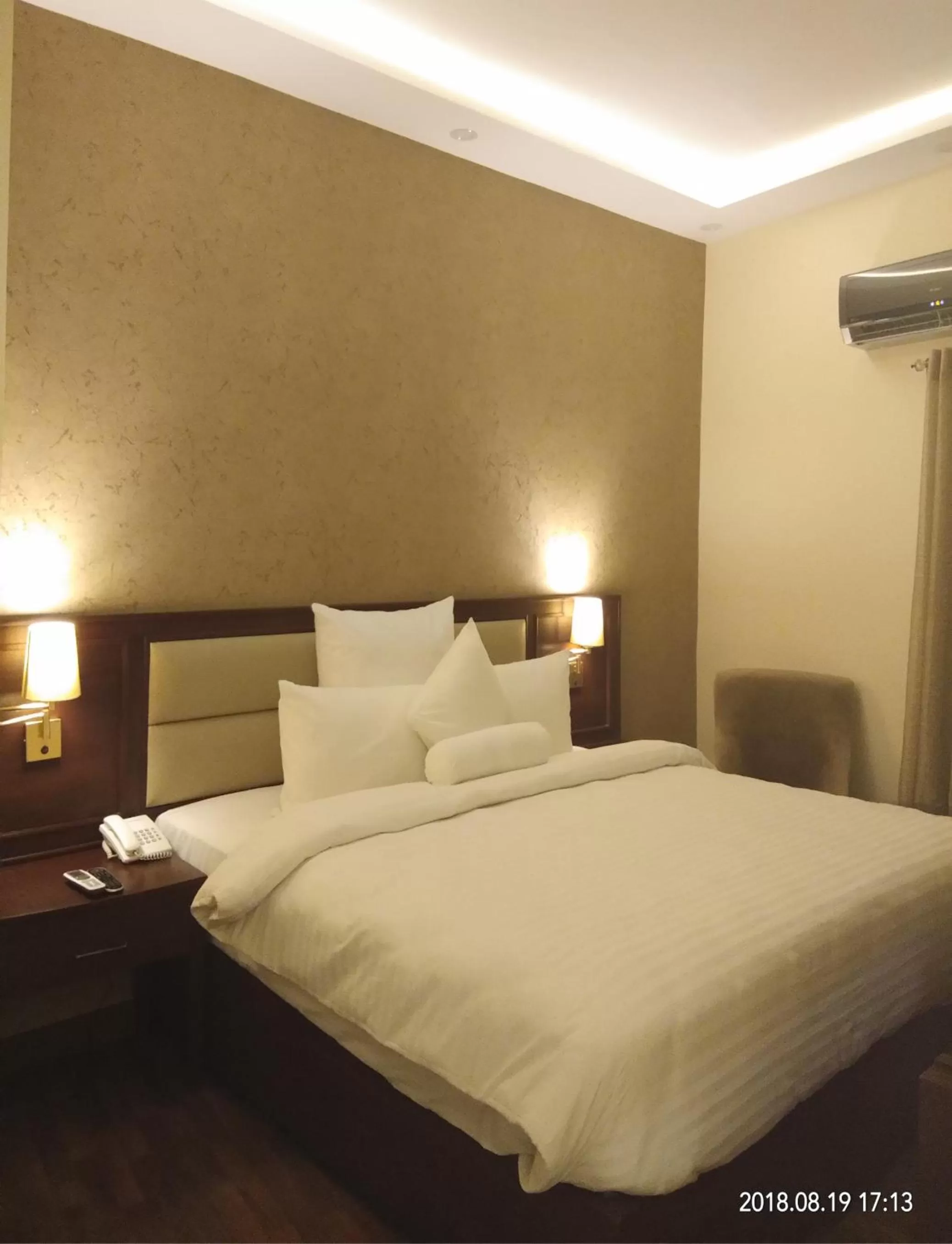 Living room, Bed in S Chalet Multan