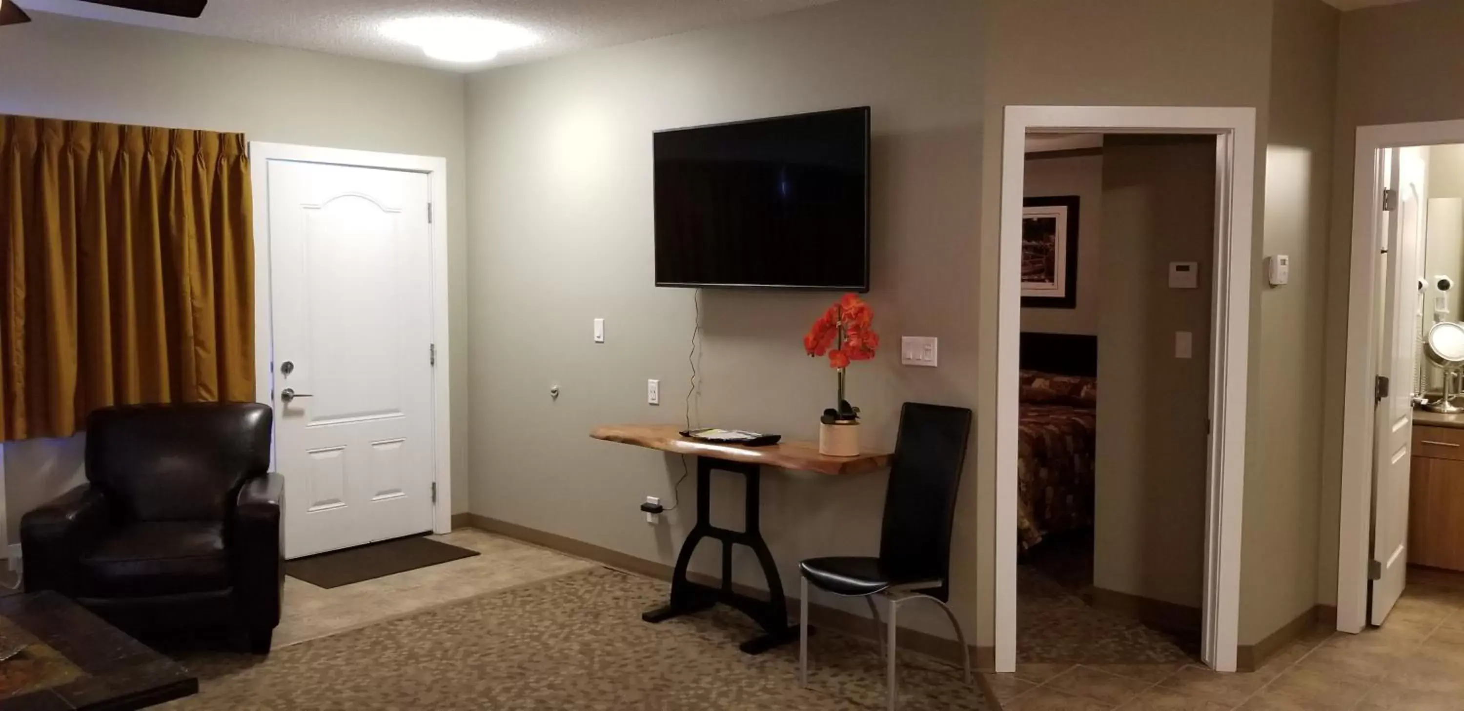 TV/Entertainment Center in Alberta Beach Inn and Suites