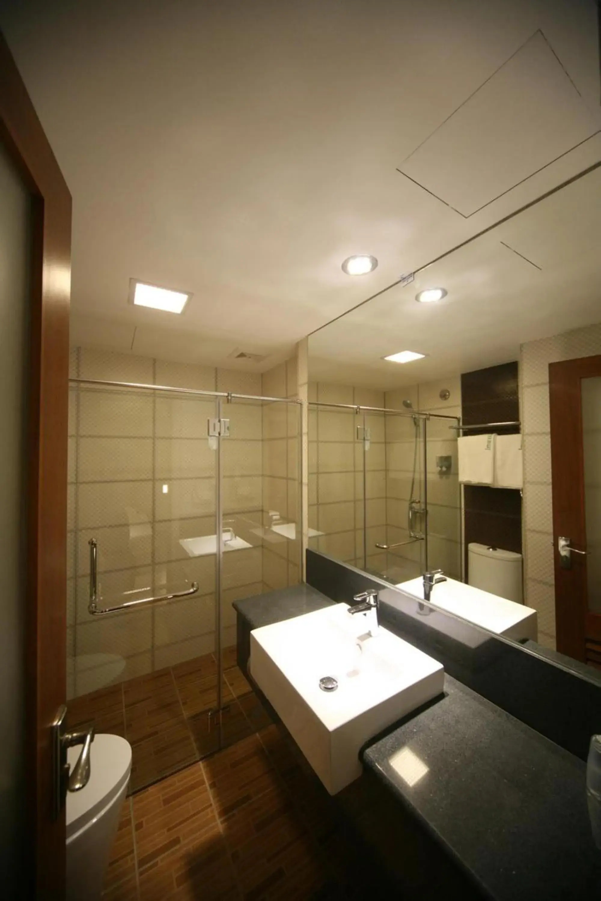 Bathroom in Cardogan Hotel
