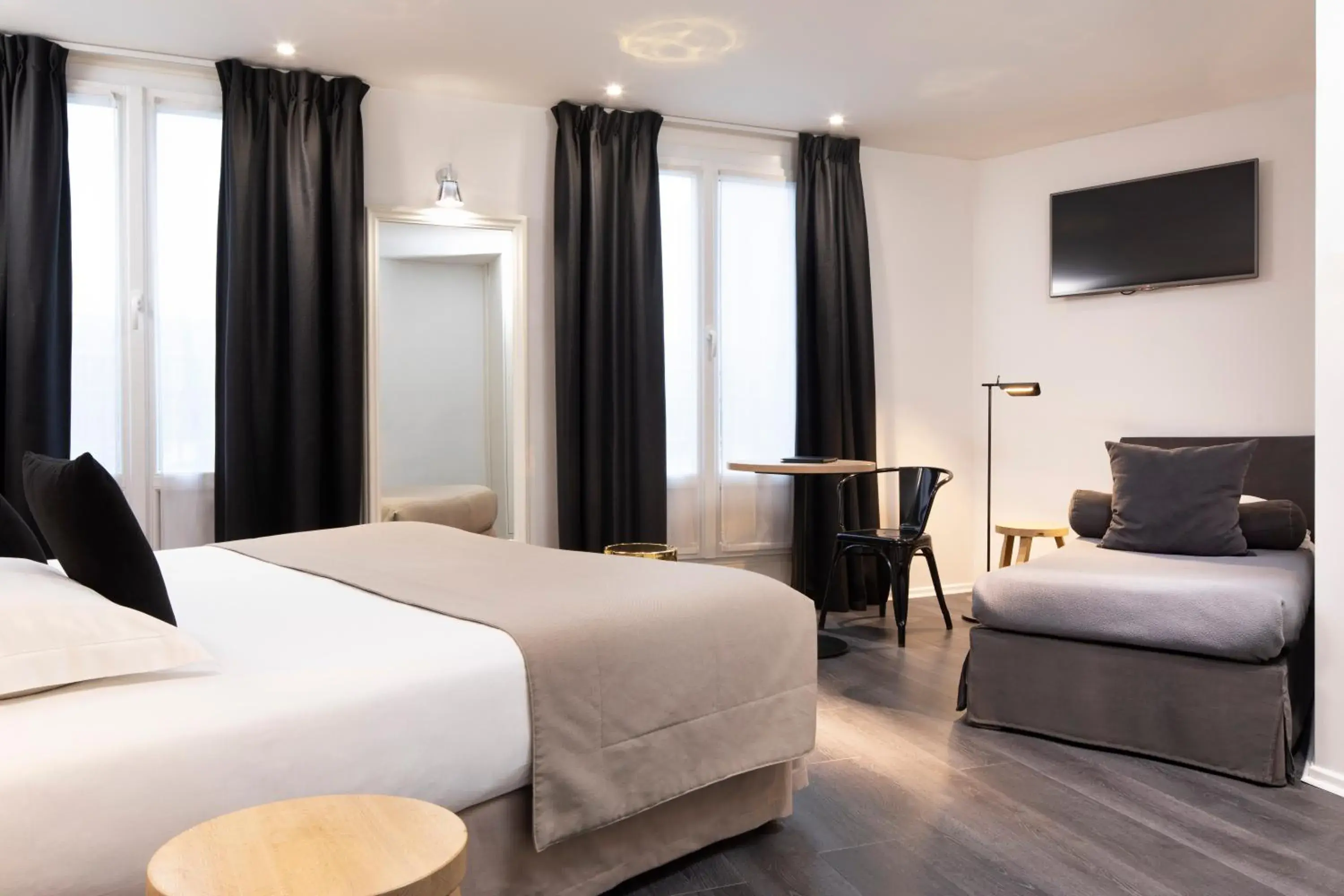 Communal lounge/ TV room, Bed in Hotel Montparnasse Saint Germain