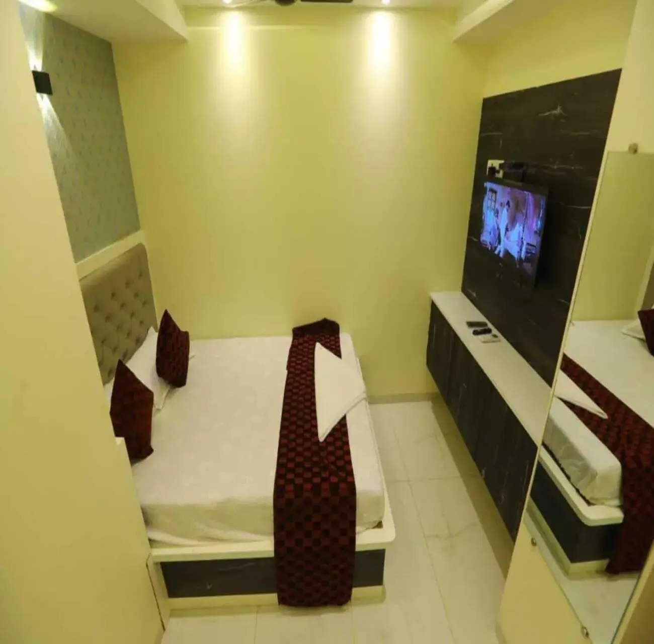 Bedroom, TV/Entertainment Center in Hotel Siddhi Inn Lodging - Navi Mumbai