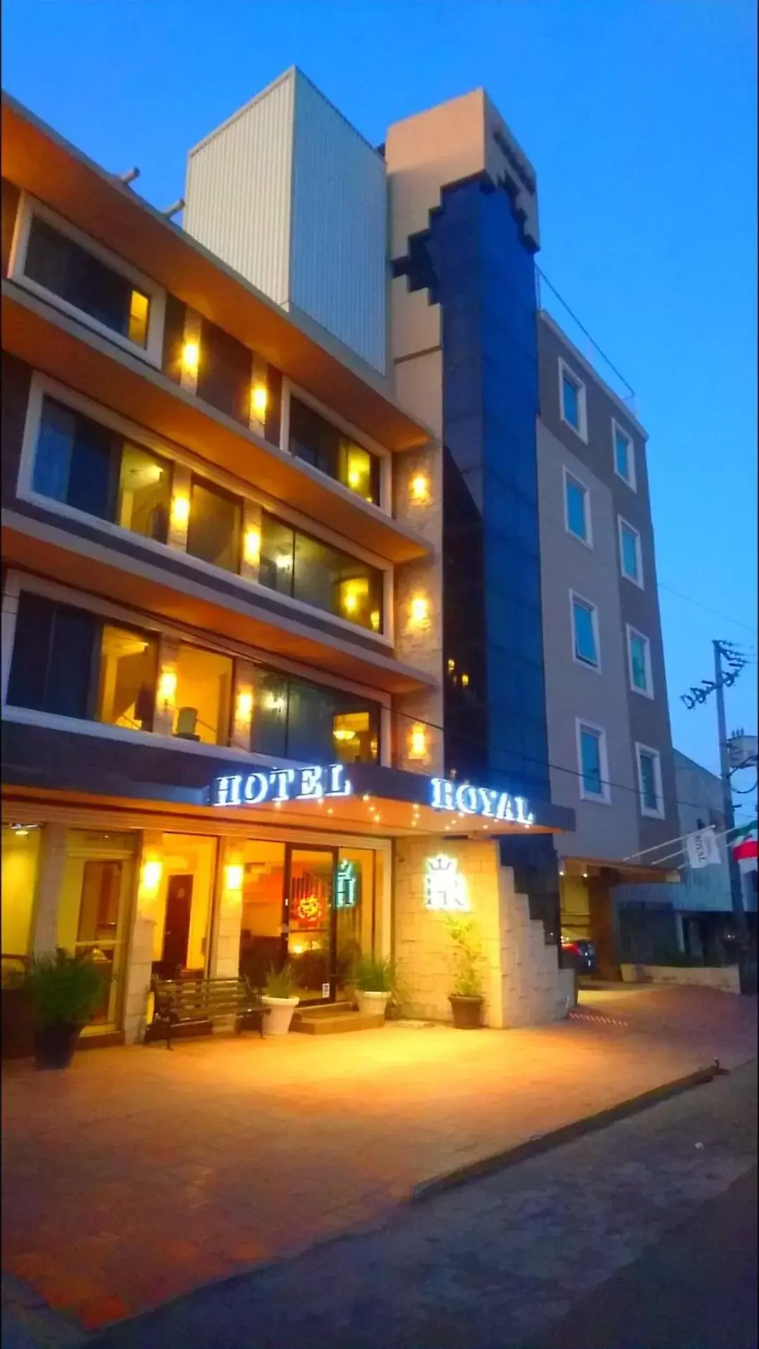 Facade/entrance in Hotel Royal Inn