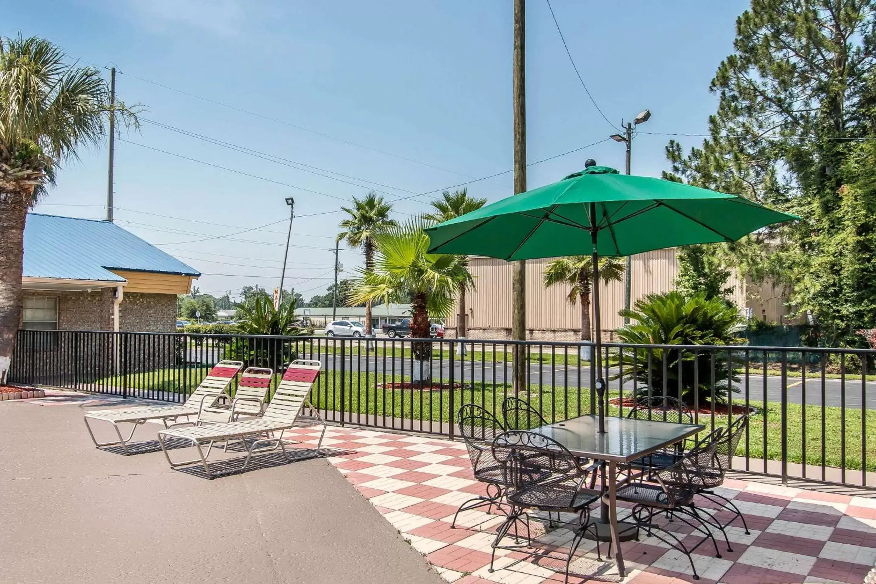 Activities in Quality Inn Hinesville - Fort Stewart Area, Kitchenette Rooms - Pool - Guest Laundry