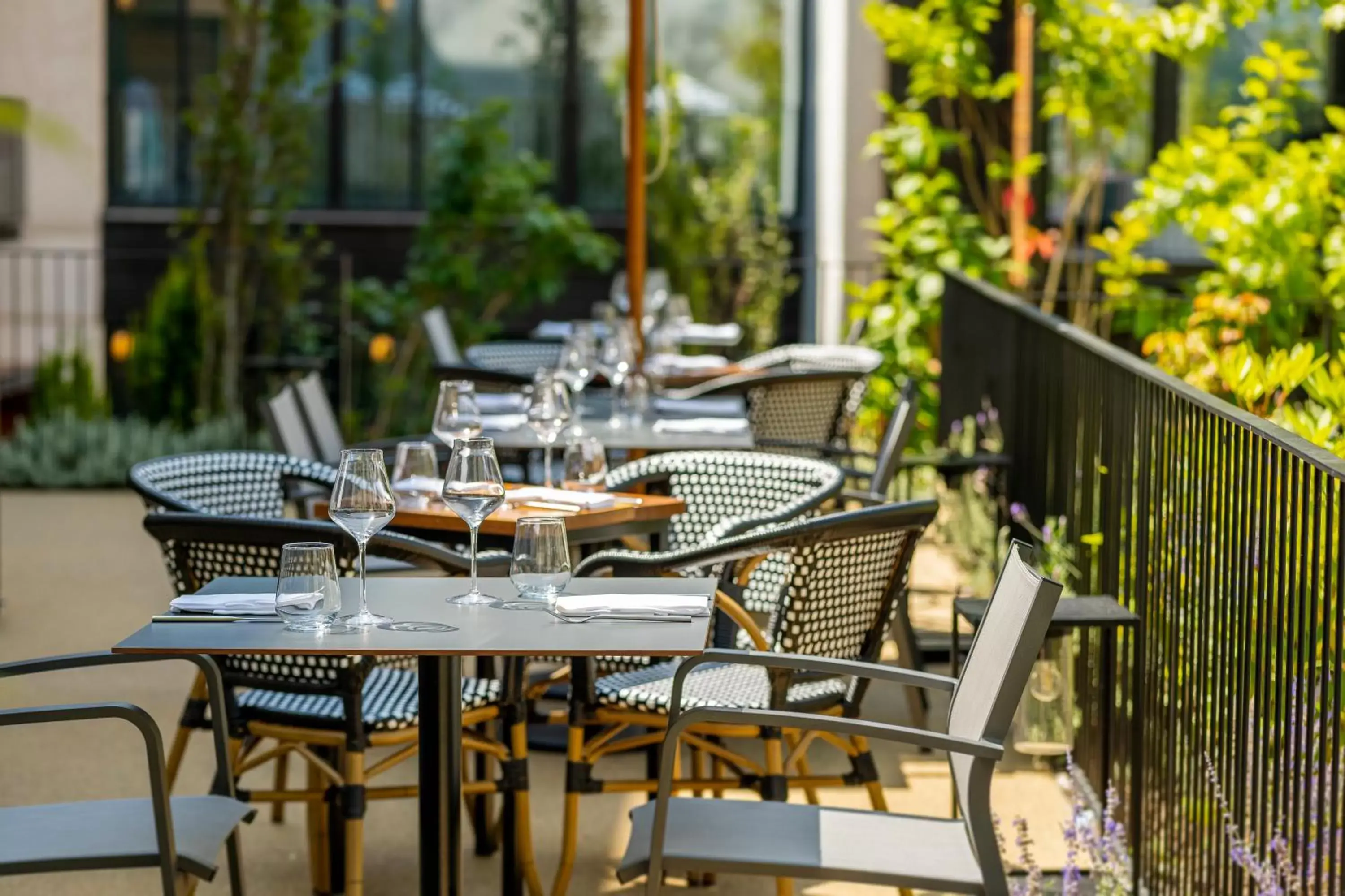 Balcony/Terrace, Restaurant/Places to Eat in Mercure Porto Centro Aliados