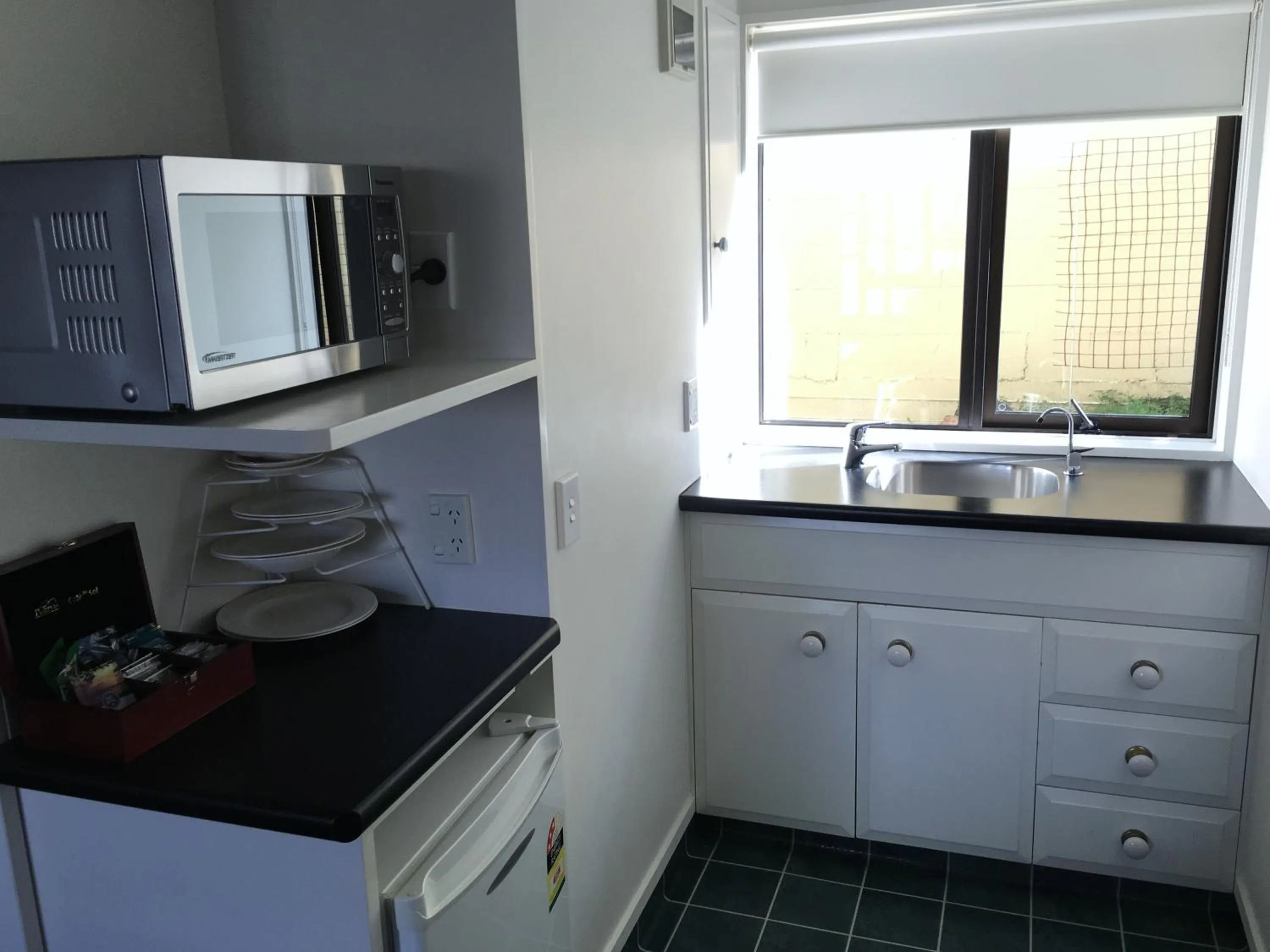 Kitchen or kitchenette in Cable Court Motel