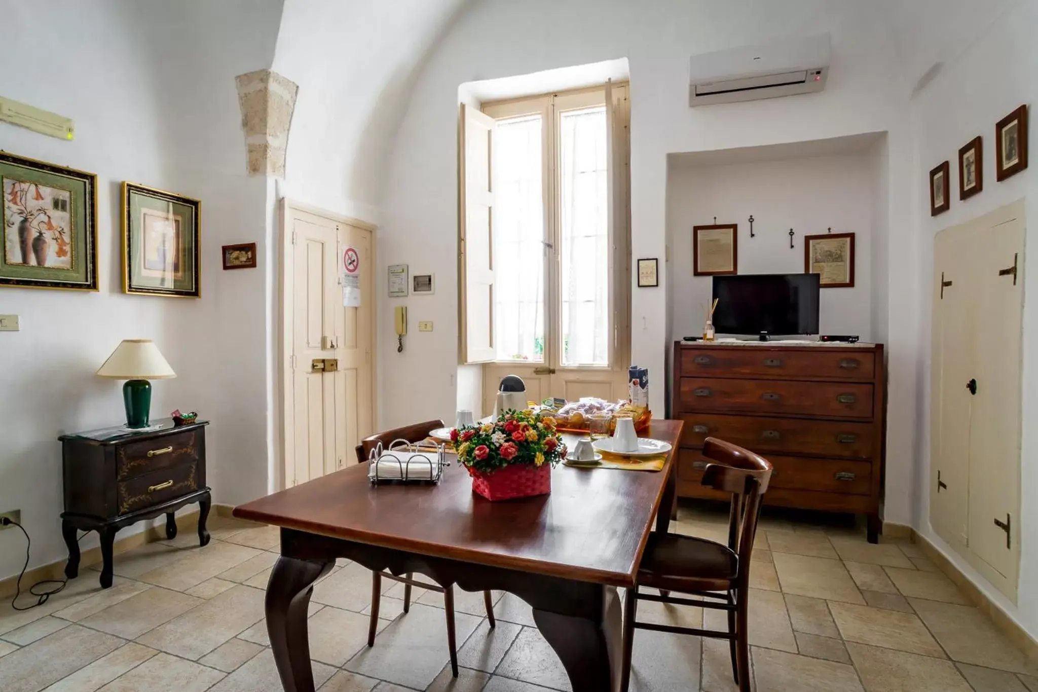 Photo of the whole room, Dining Area in B&B Borgo San Martino