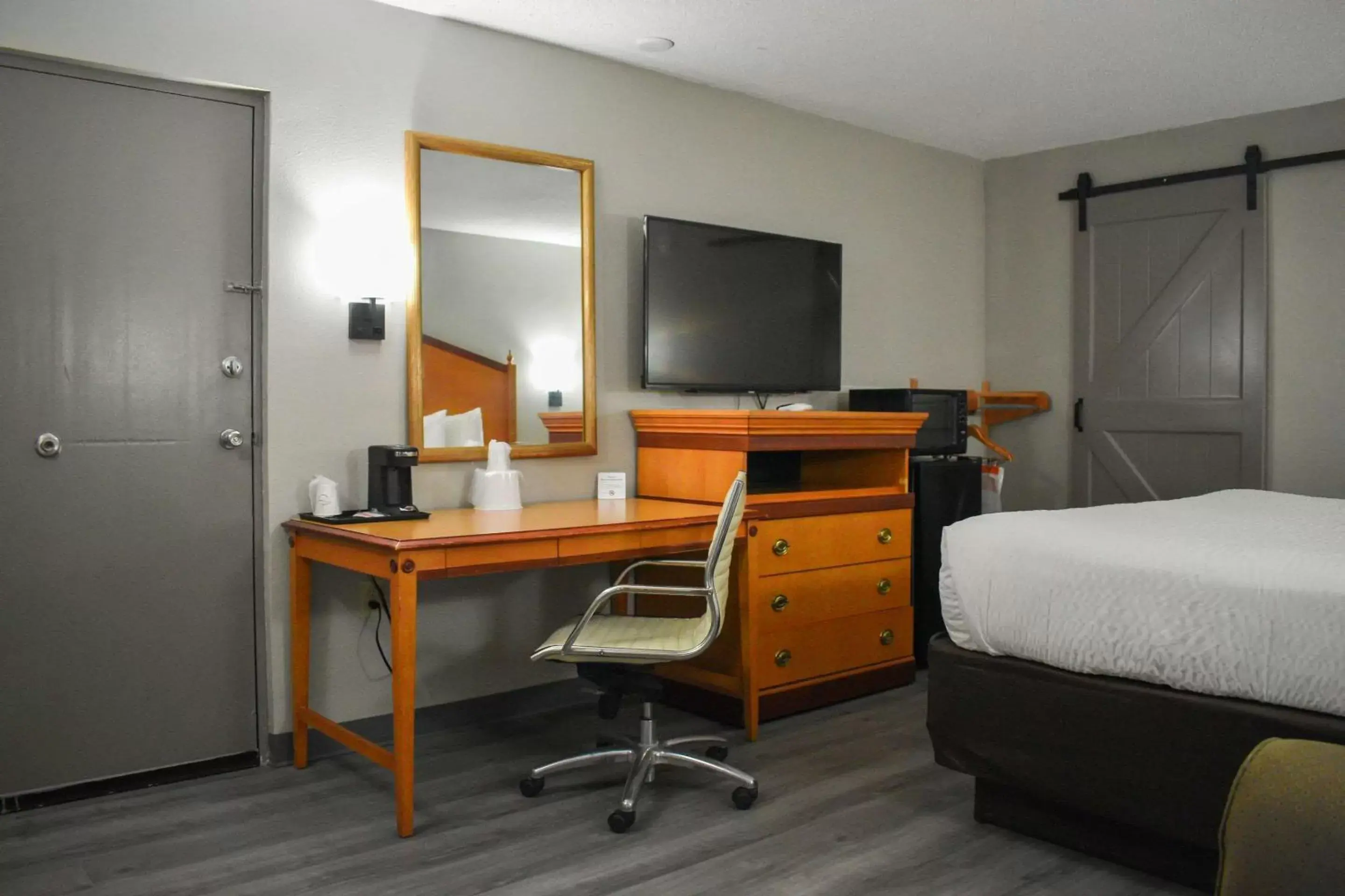 Bedroom, TV/Entertainment Center in Rodeway Inn Hot Springs National Park Area