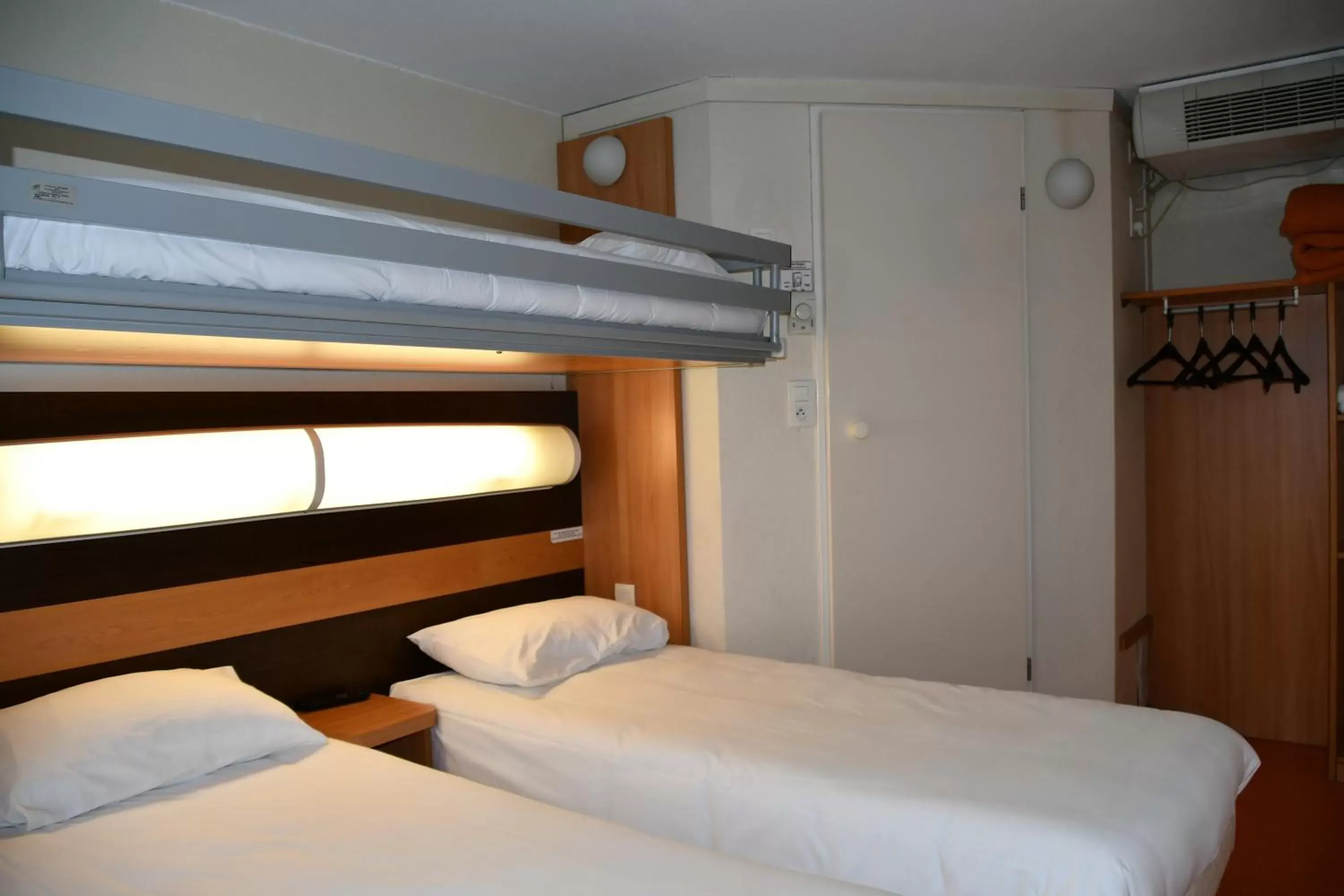 Photo of the whole room, Bunk Bed in Premiere Classe Nevers Varennes Vauzelles