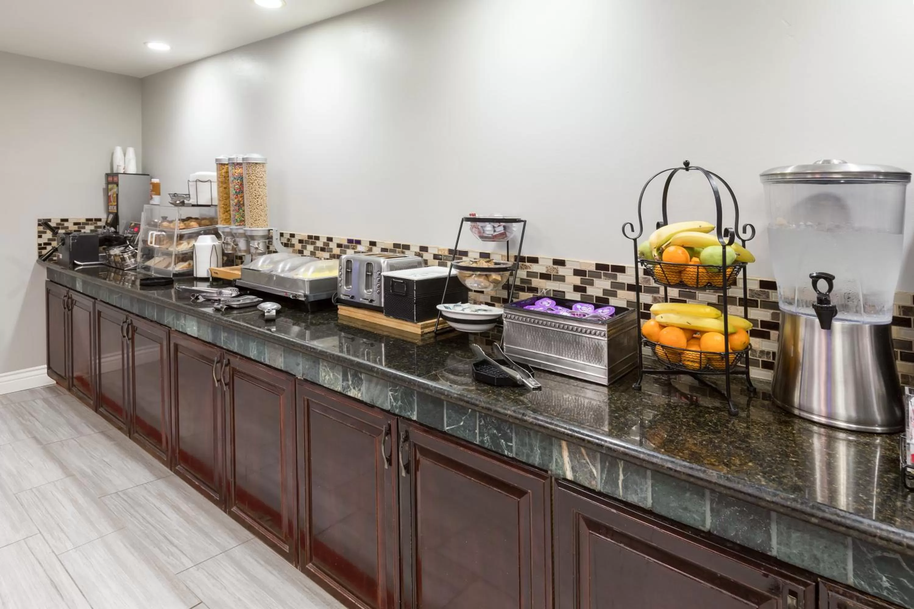 Breakfast in La Quinta by Wyndham Visalia/Sequoia Gateway