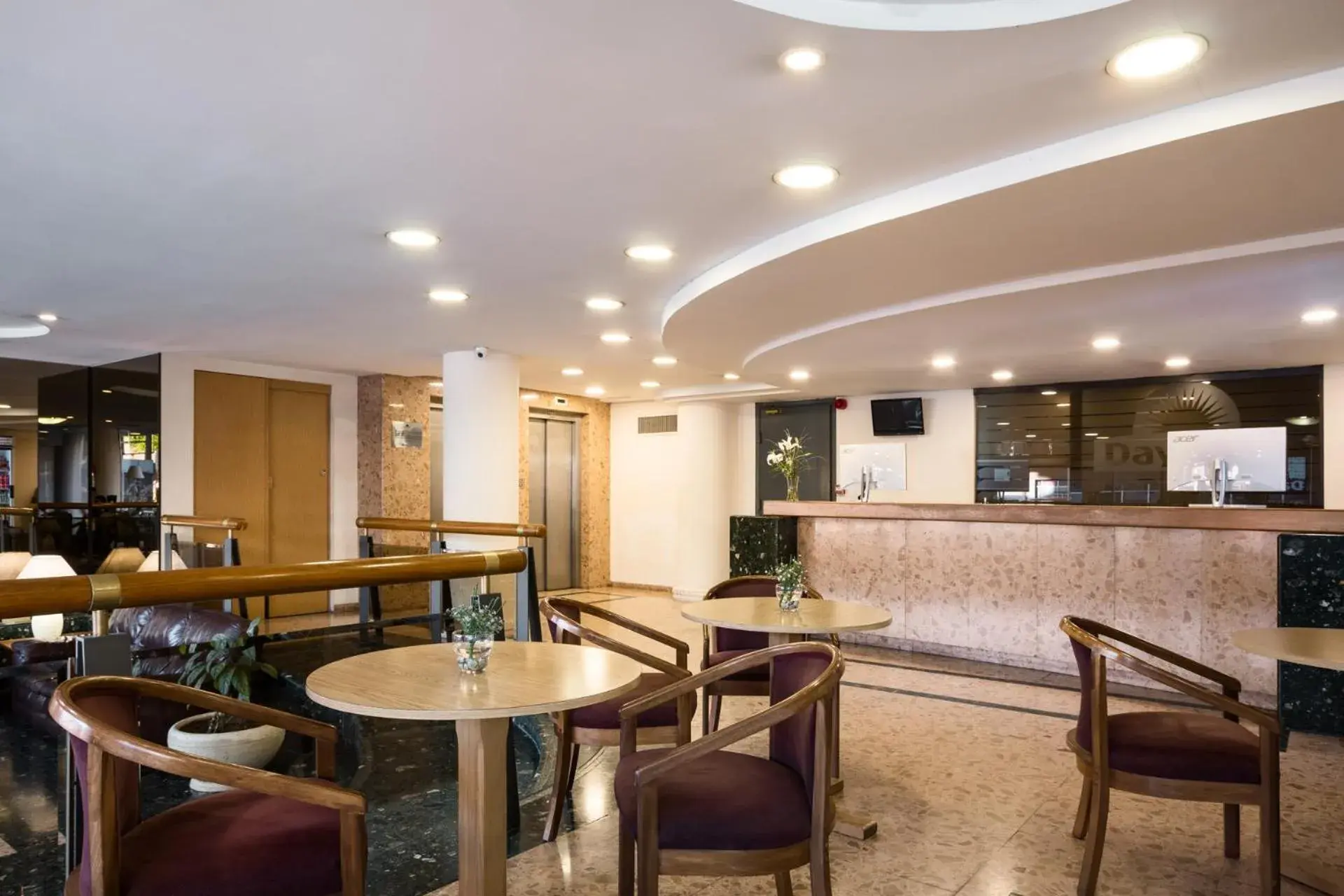 Lobby or reception, Lounge/Bar in Days Inn Montevideo